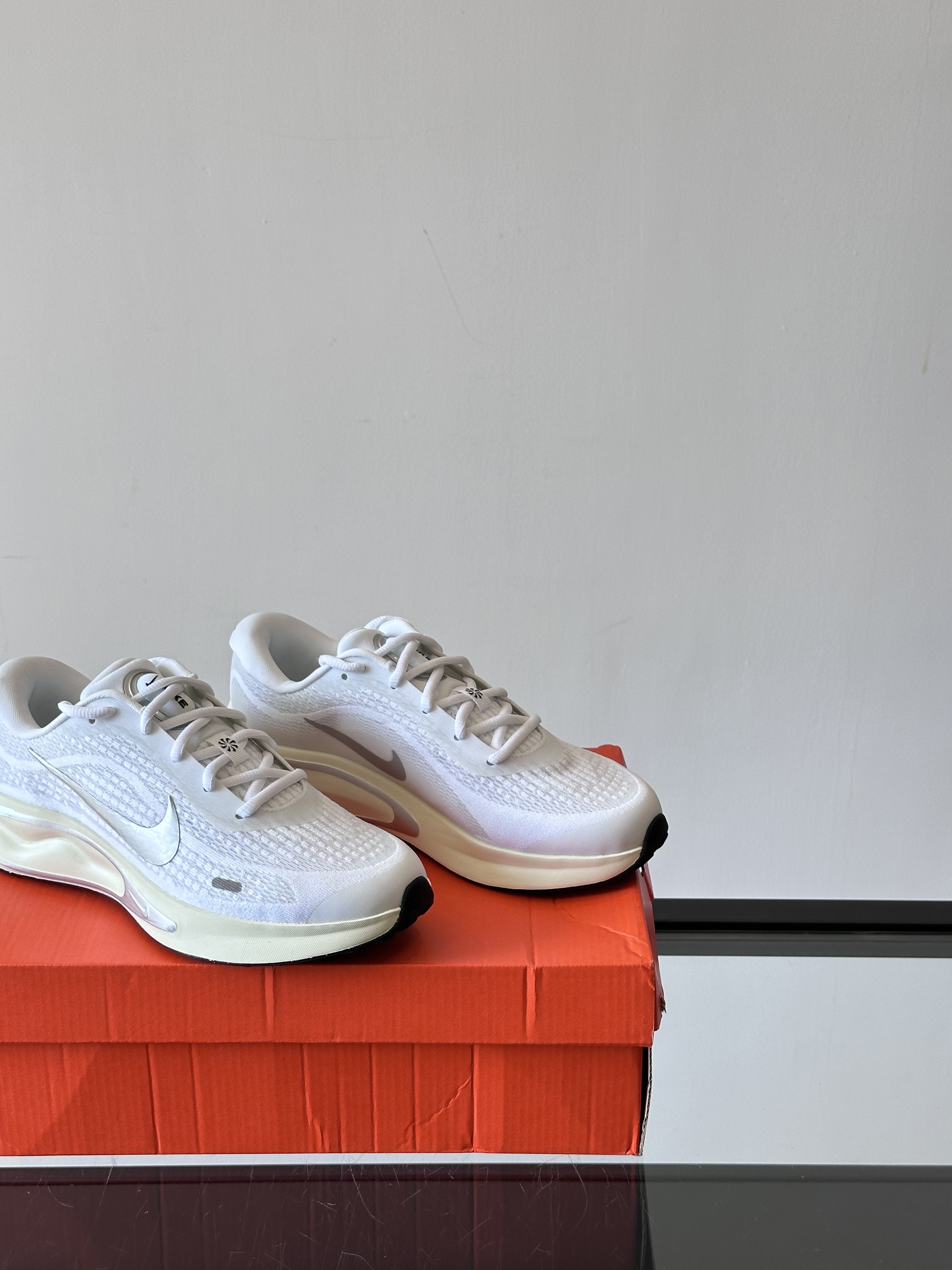 Nike Air Max 95 White / Burgundy detail view 2