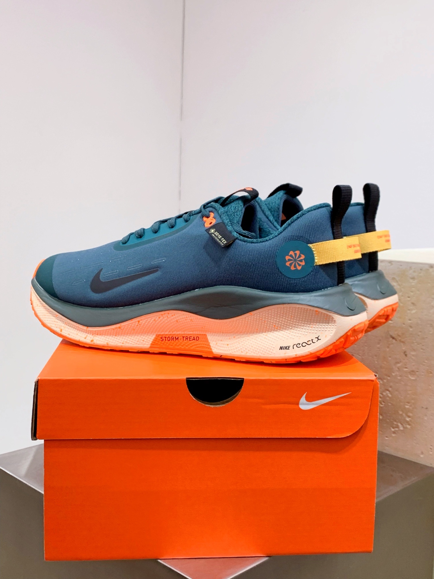 Nike Air Max DN Blue / White detail view 4