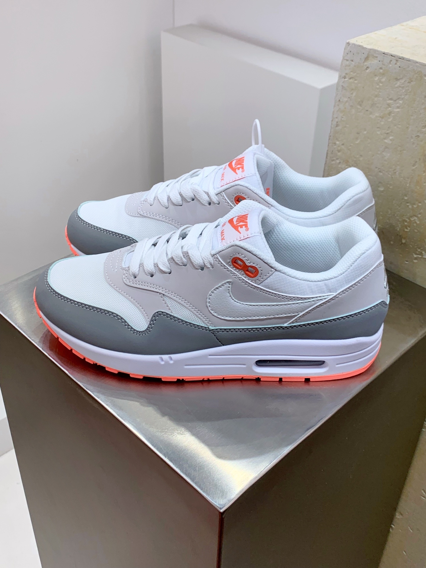 Nike Air Max DN White / Blue detail view 8