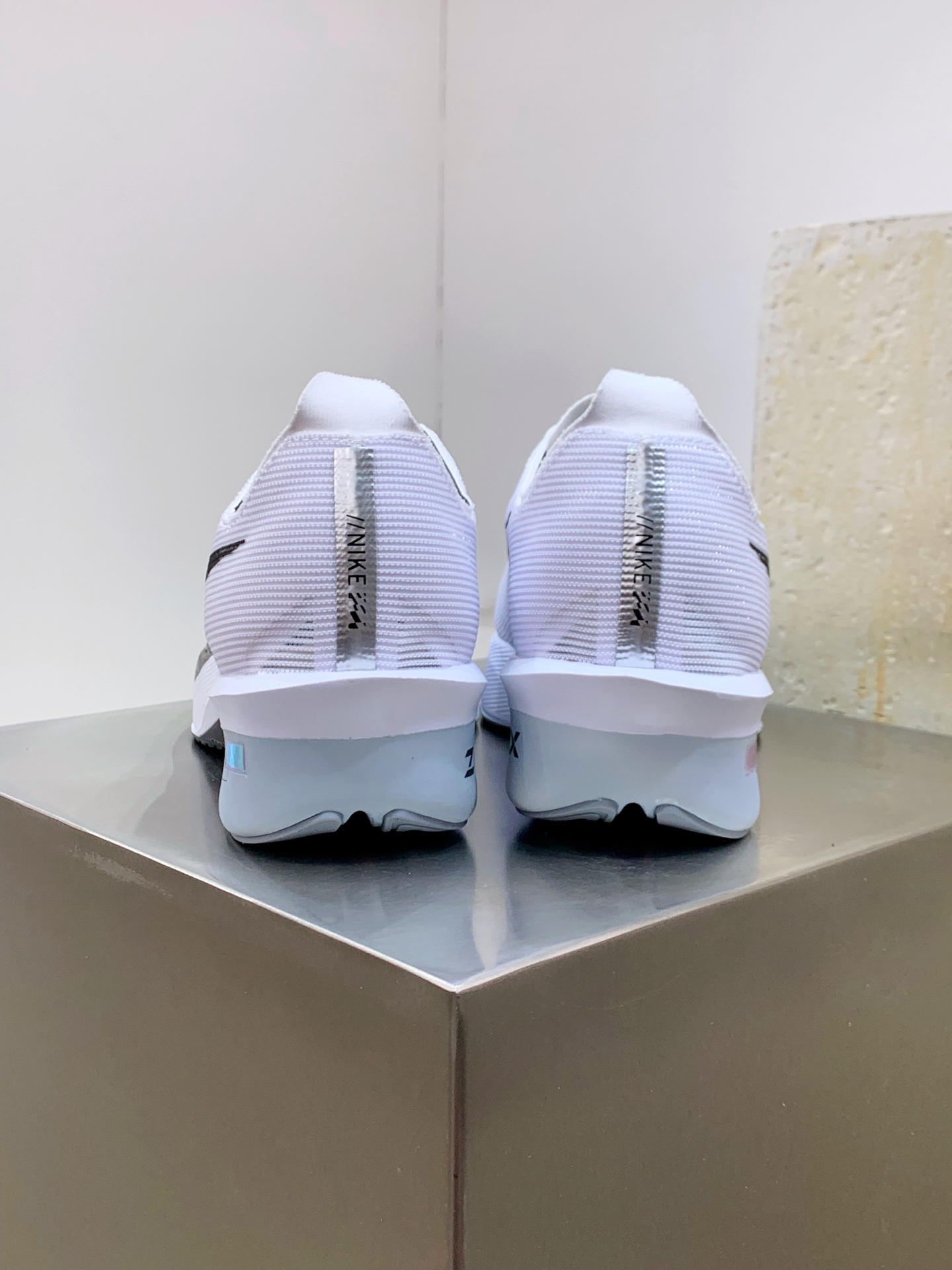 Nike Air Max DN Blue / White detail view 3