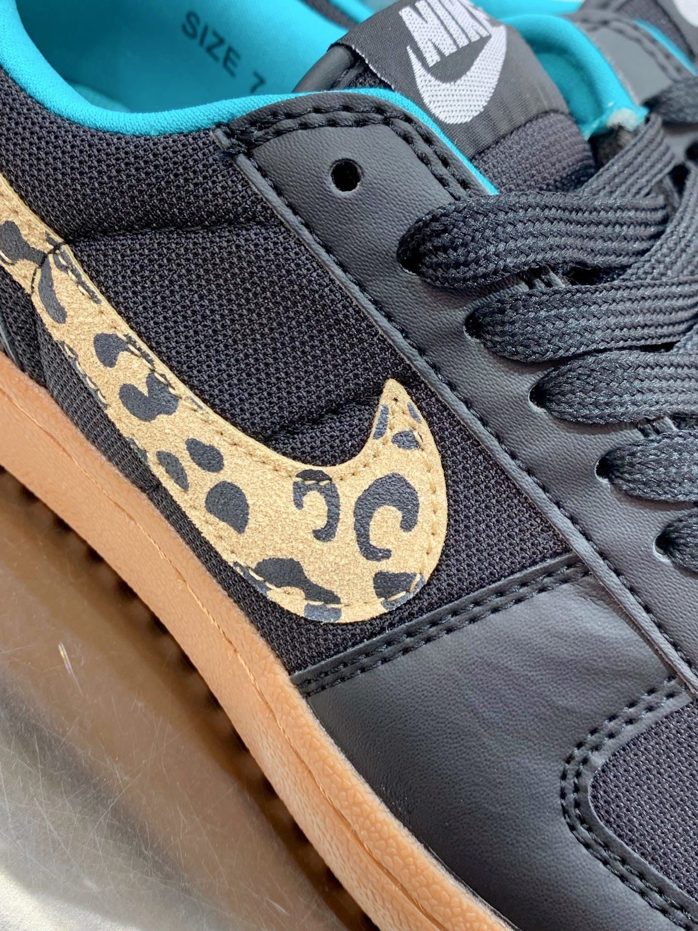 Nike Waffle Grey / White detail view 1