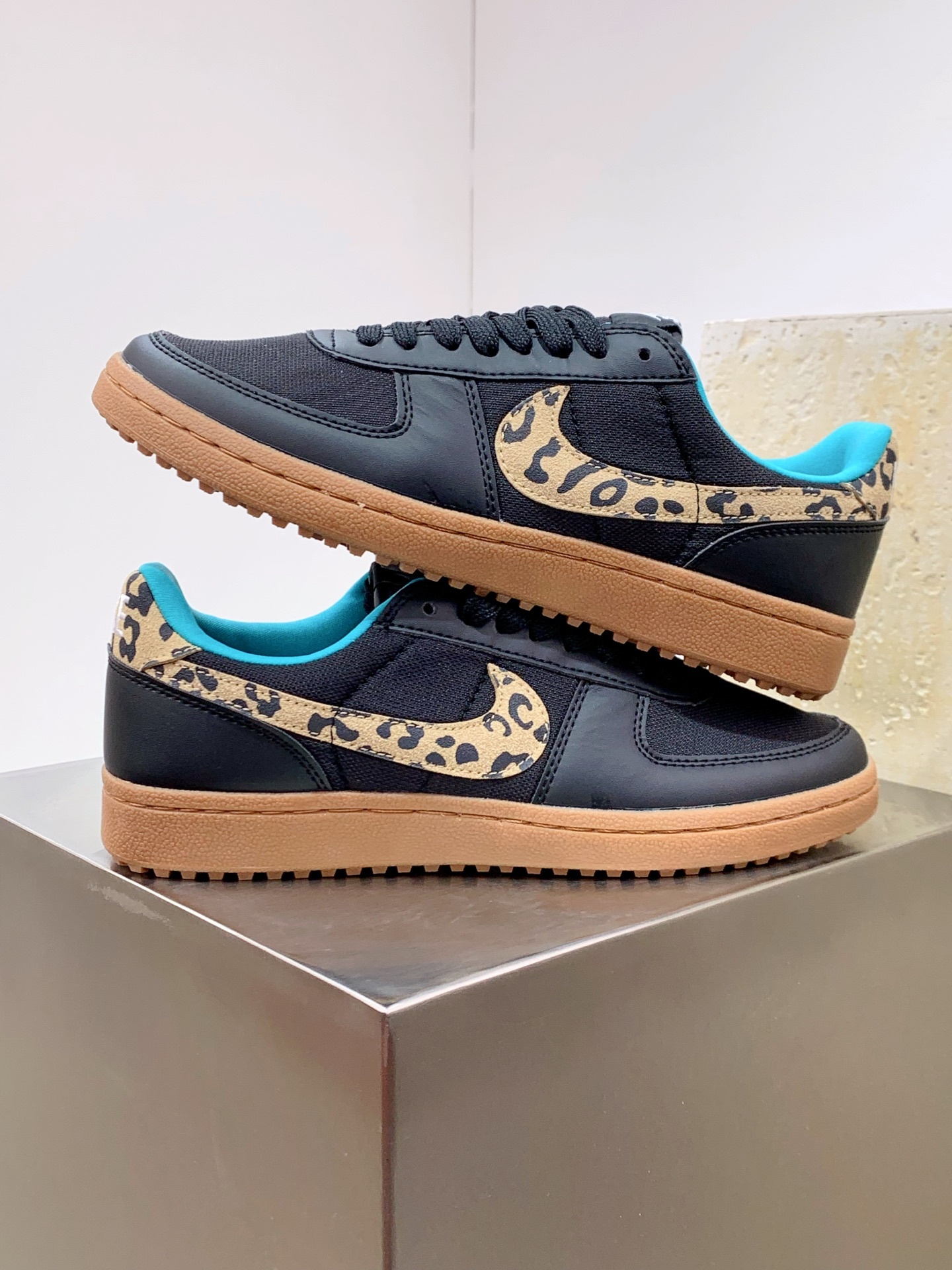 Nike Waffle Grey / White detail view 5