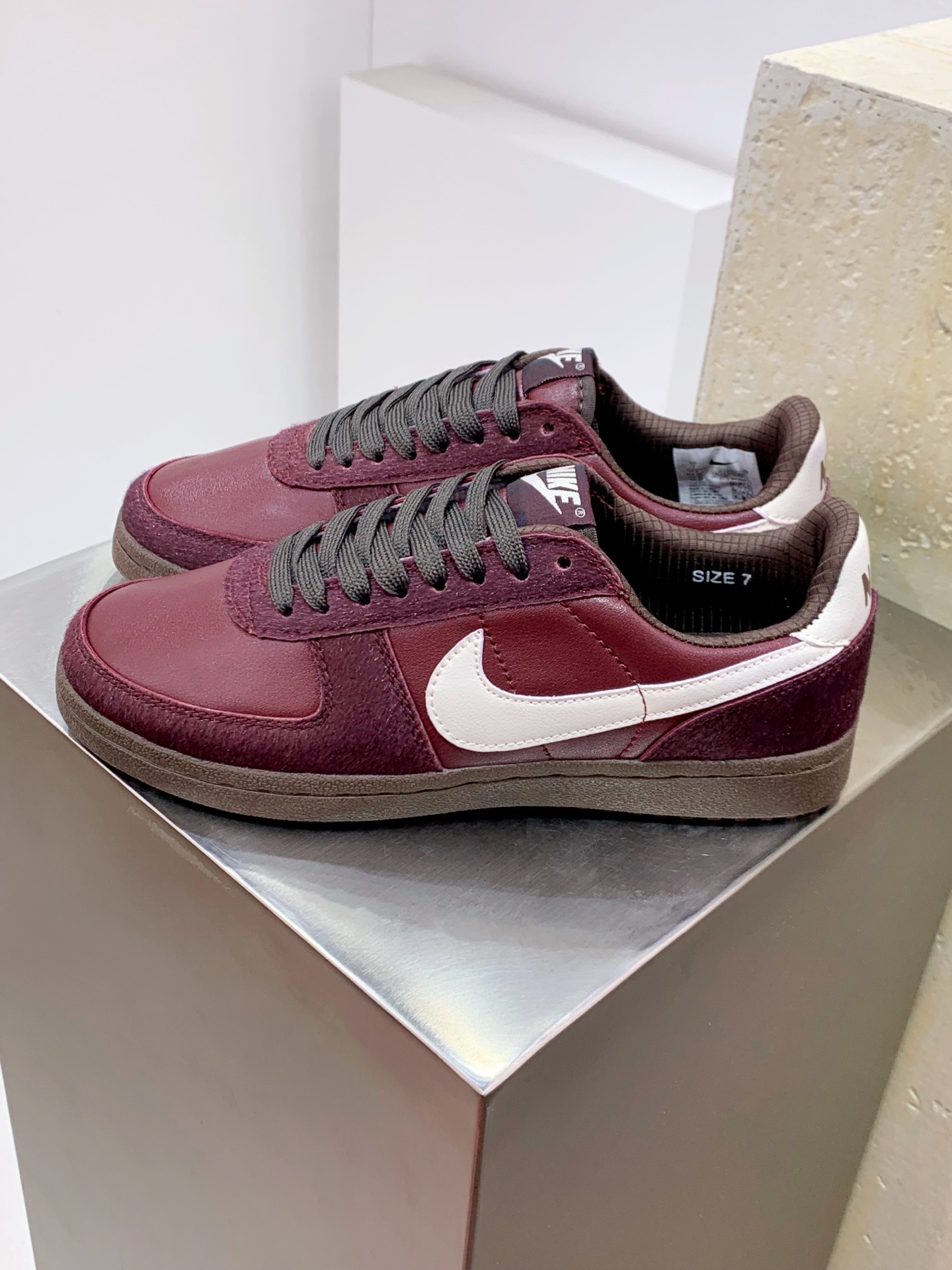 Nike Waffle Pink / White detail view 8