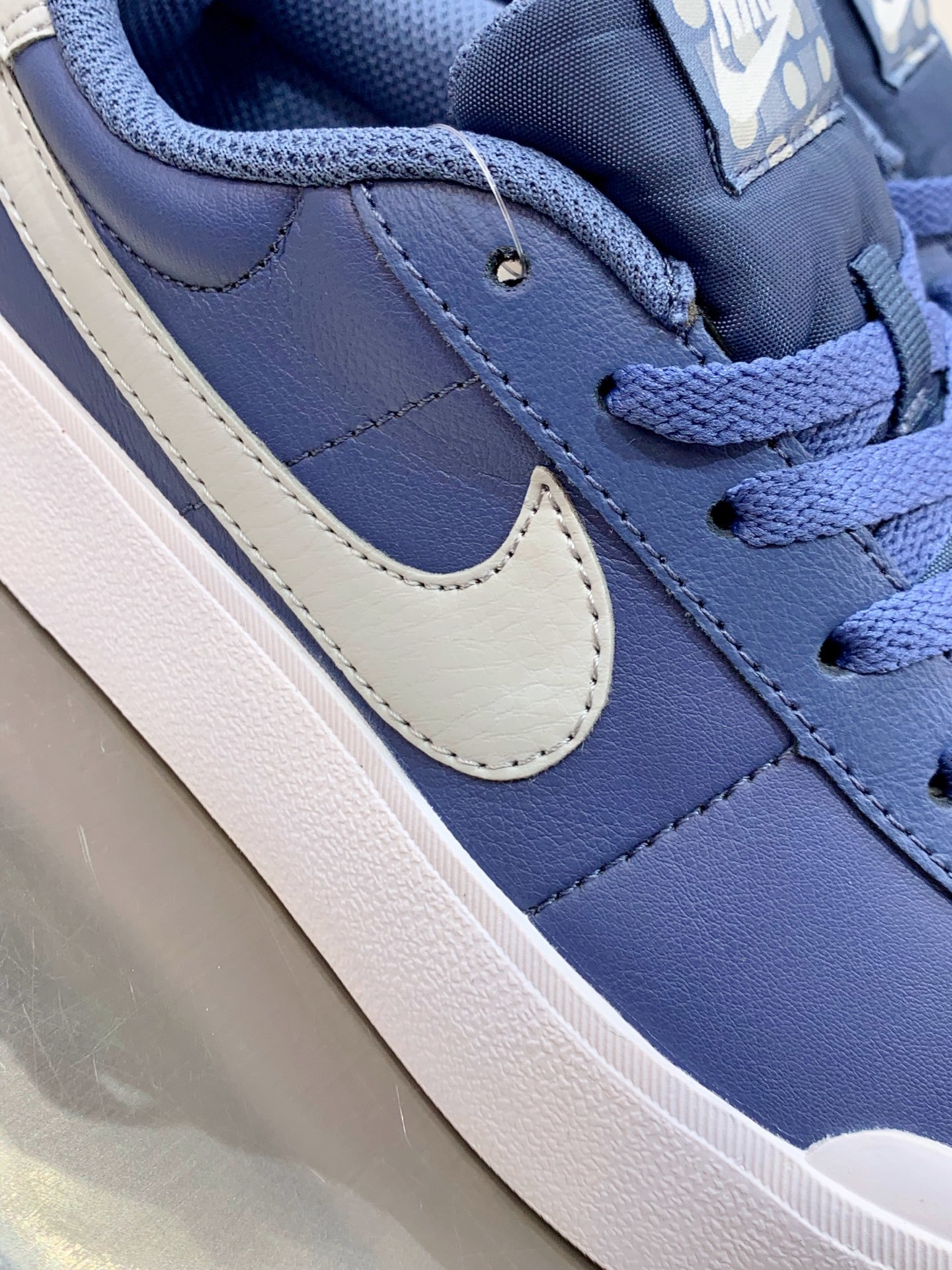 Nike Waffle Blue / White detail view 1