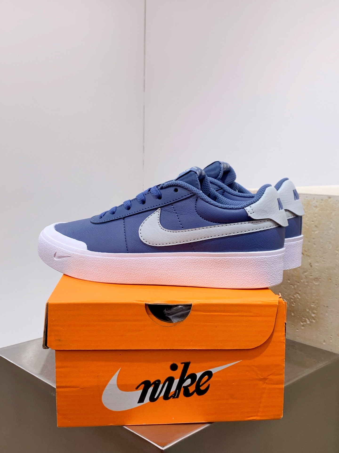 Nike Waffle Blue / White detail view 4