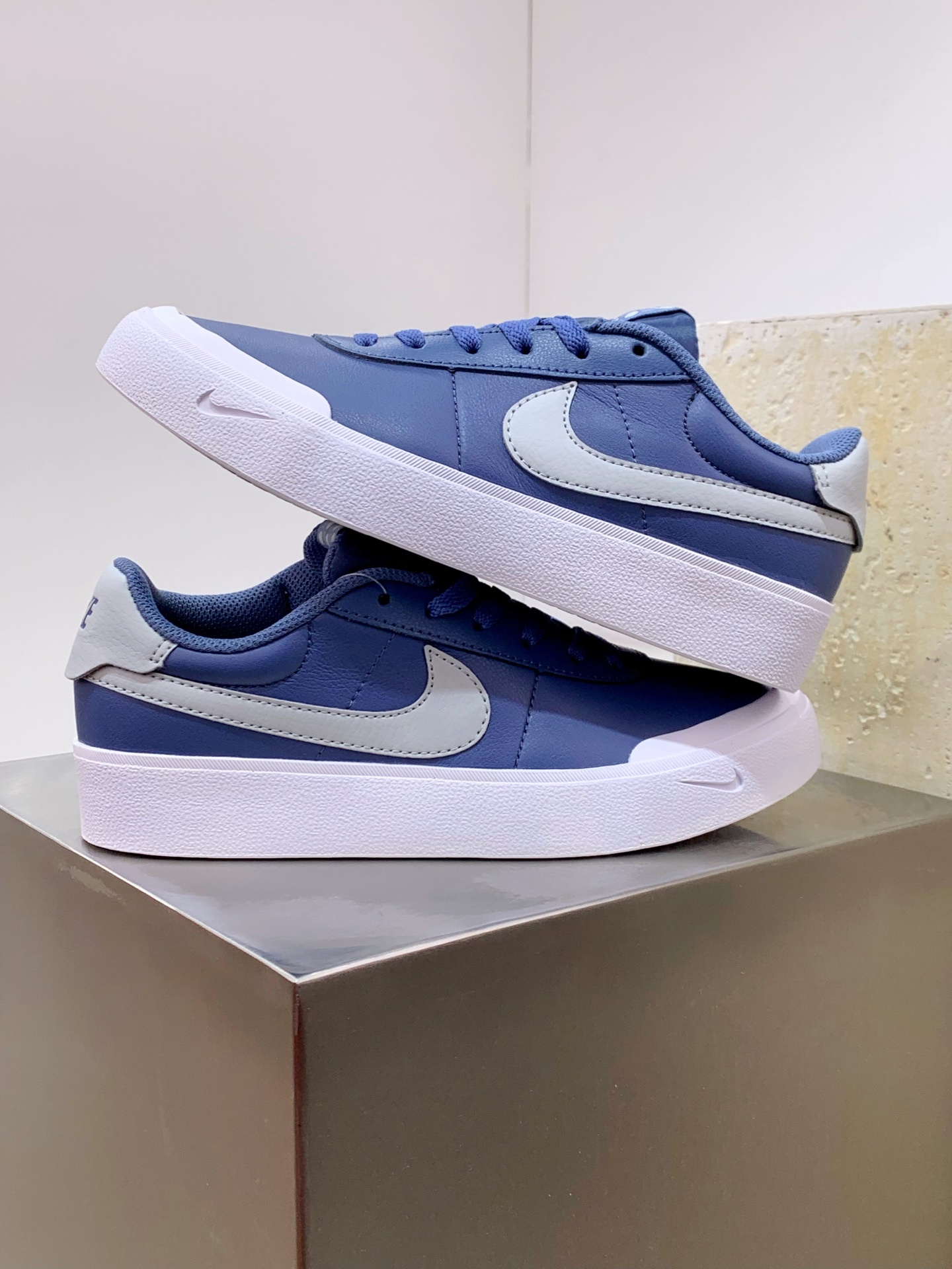 Nike Waffle Blue / White detail view 5