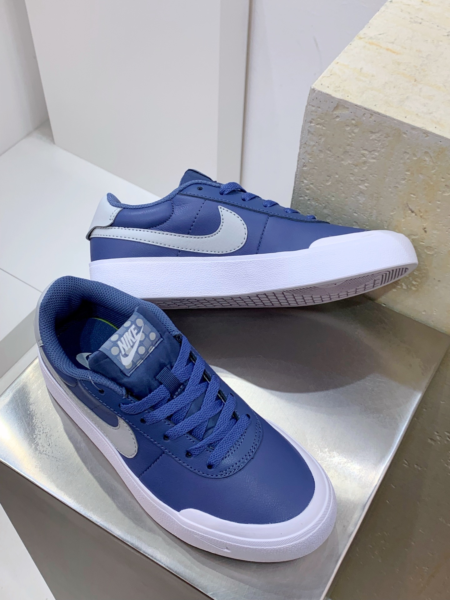 Nike Waffle Blue / White detail view 7