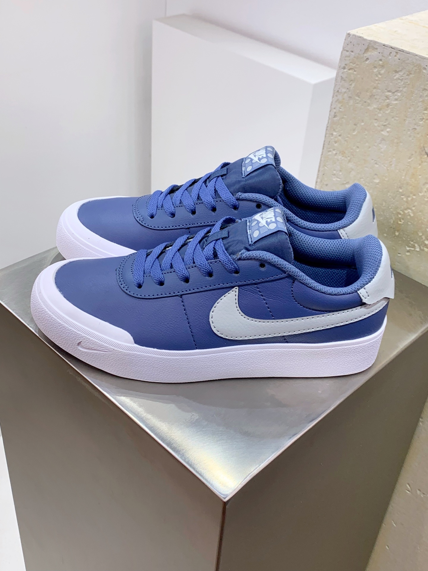 Nike Waffle Blue / White detail view 8