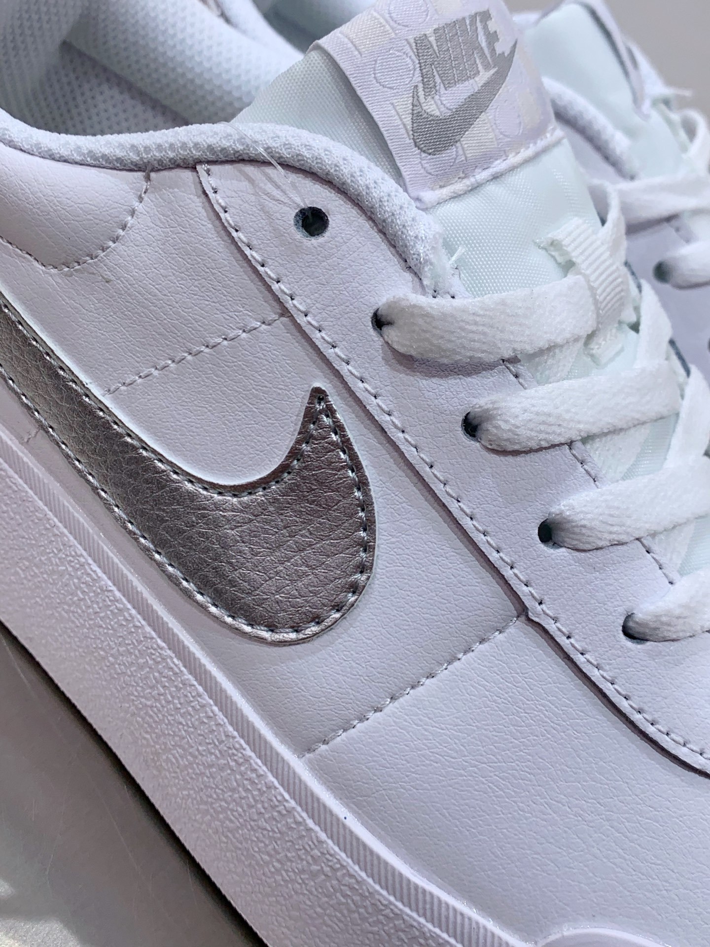 Nike Waffle White / Grey detail view 1