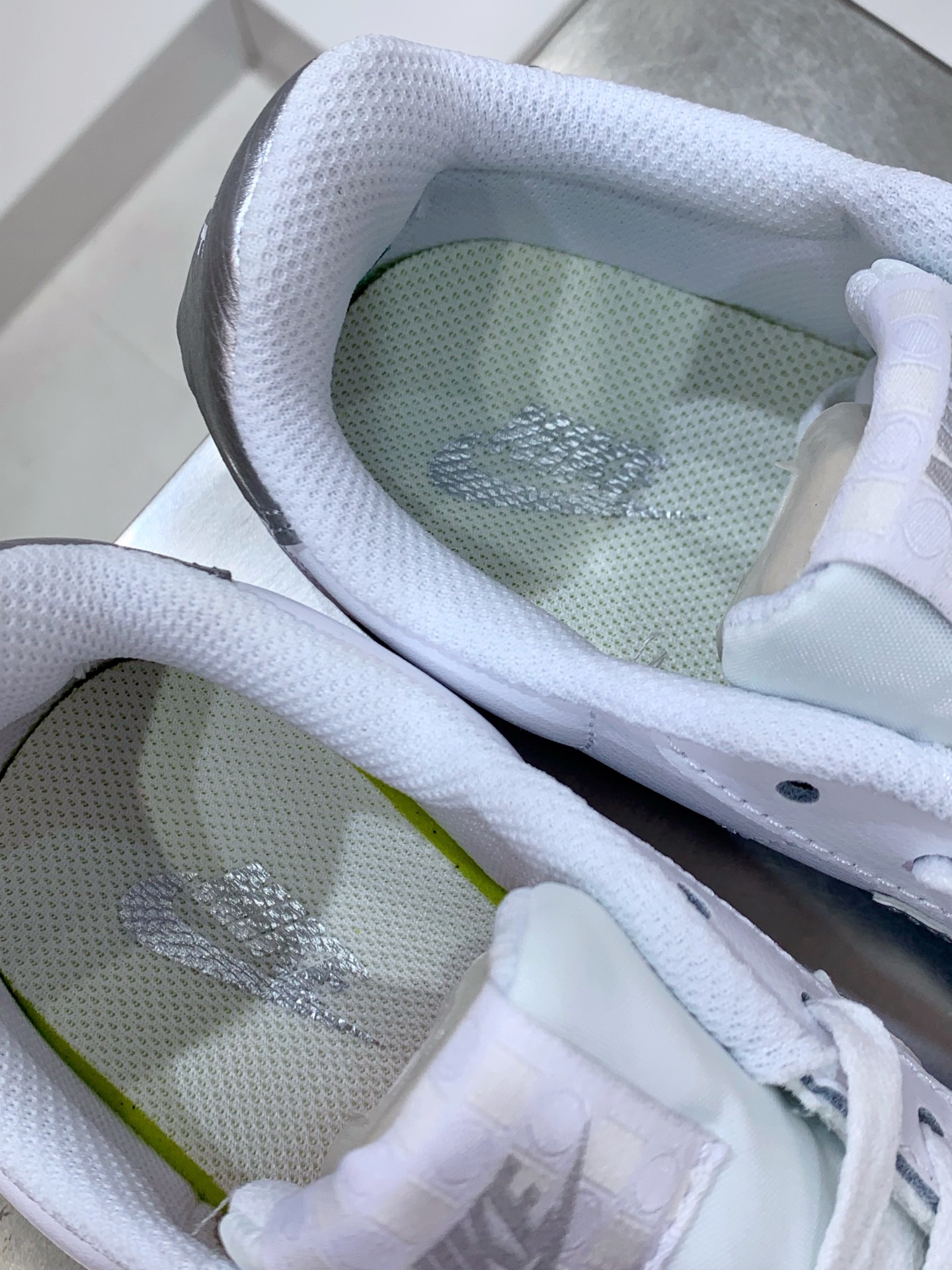 Nike Waffle White / Grey detail view 2