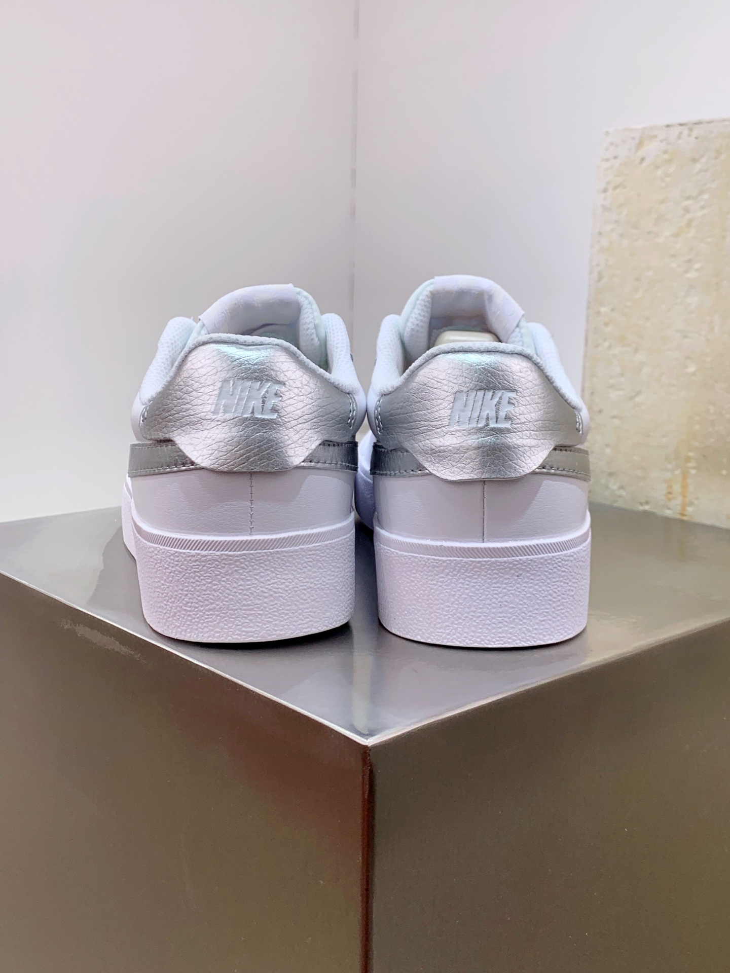 Nike Waffle White / Grey detail view 3