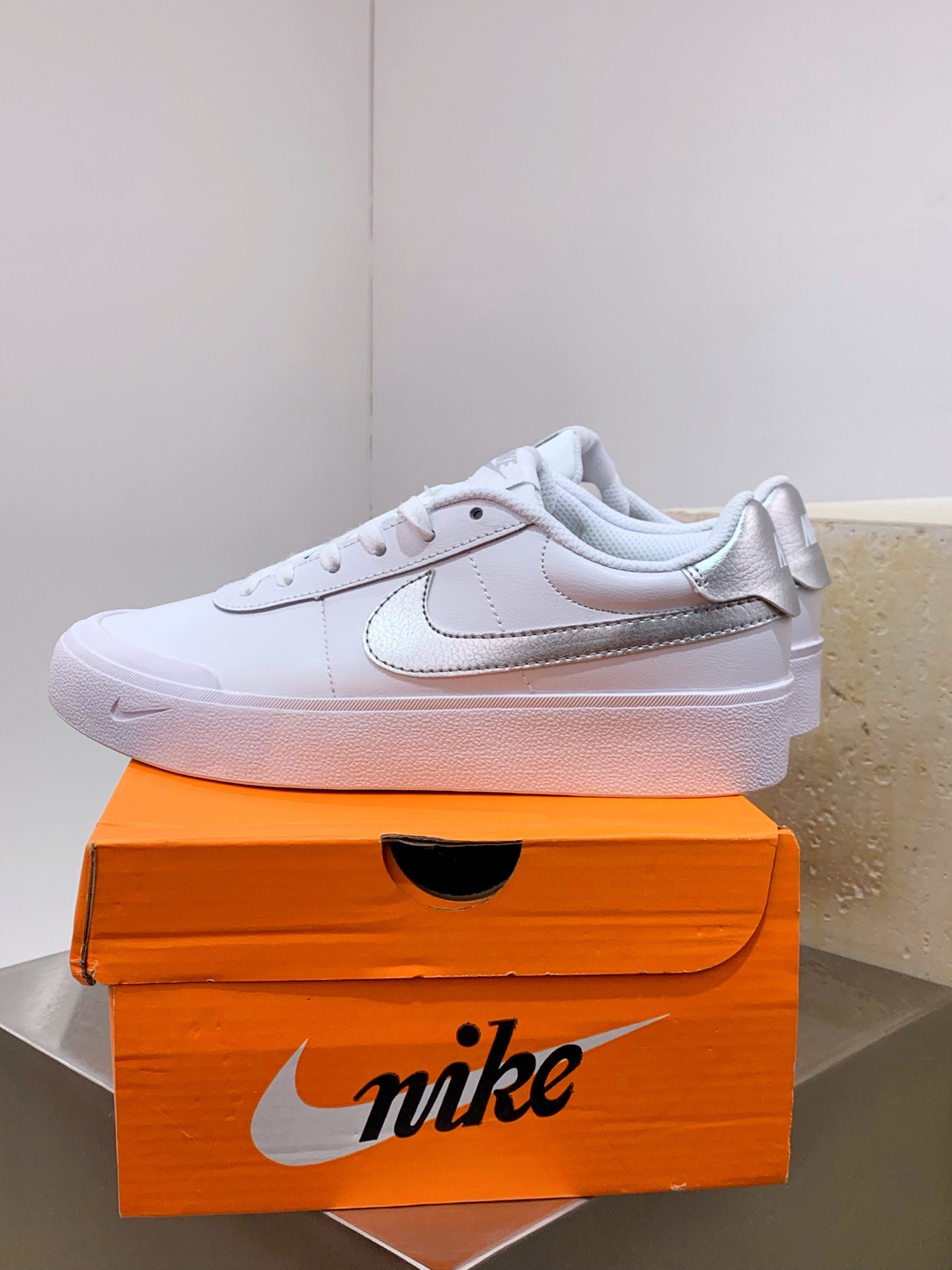 Nike Waffle White / Grey detail view 4