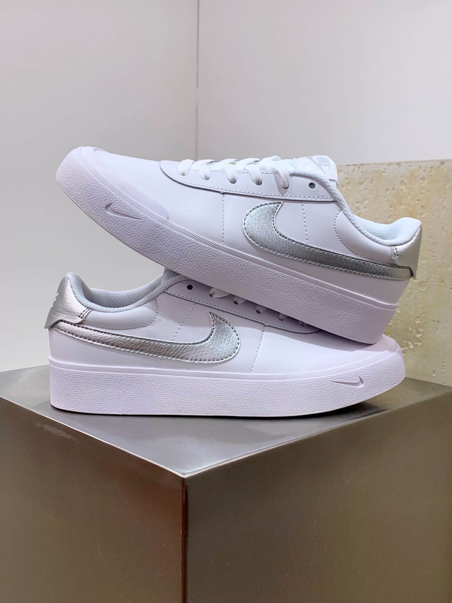 Nike Waffle White / Grey detail view 5
