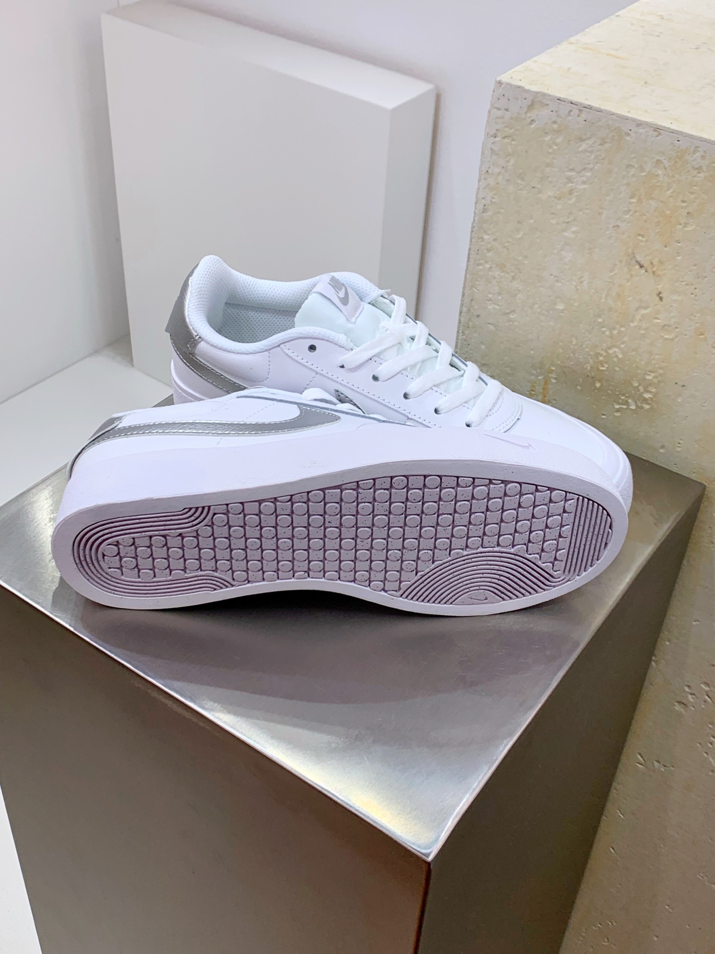 Nike Waffle White / Grey detail view 6