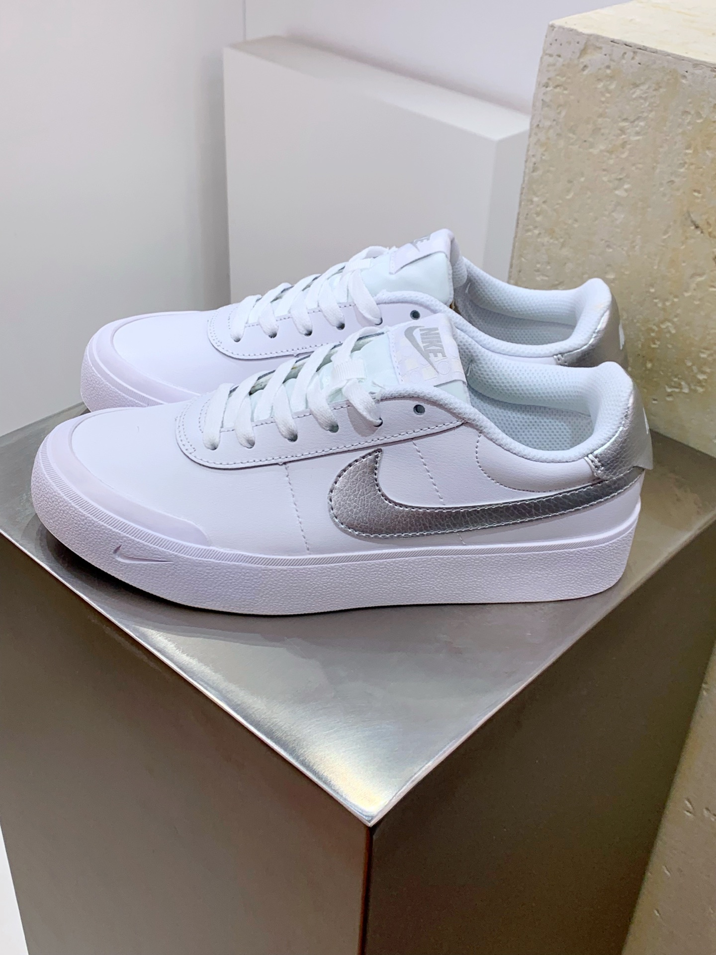Nike Waffle White / Grey detail view 8