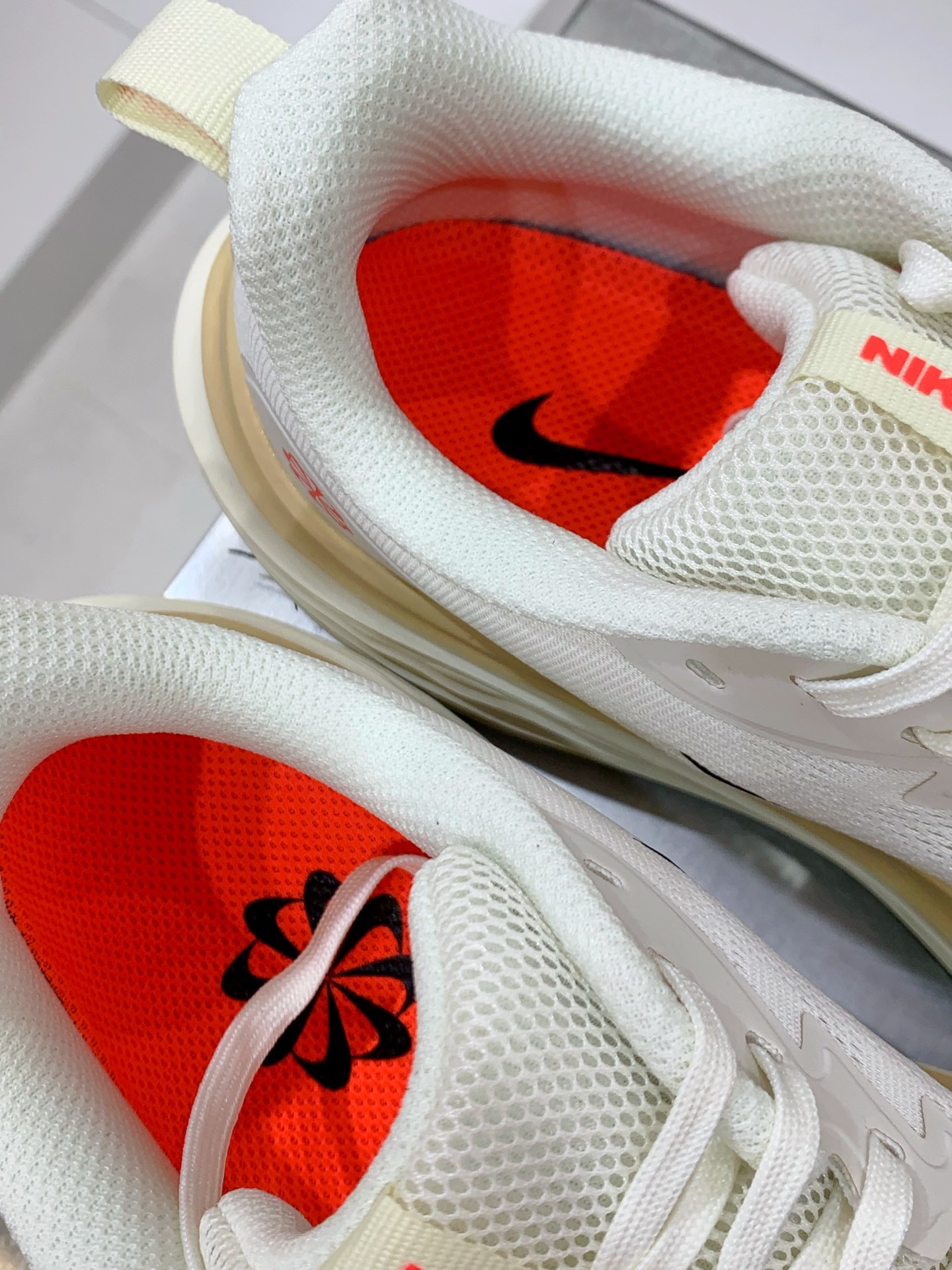 Nike Waffle White / Grey detail view 2