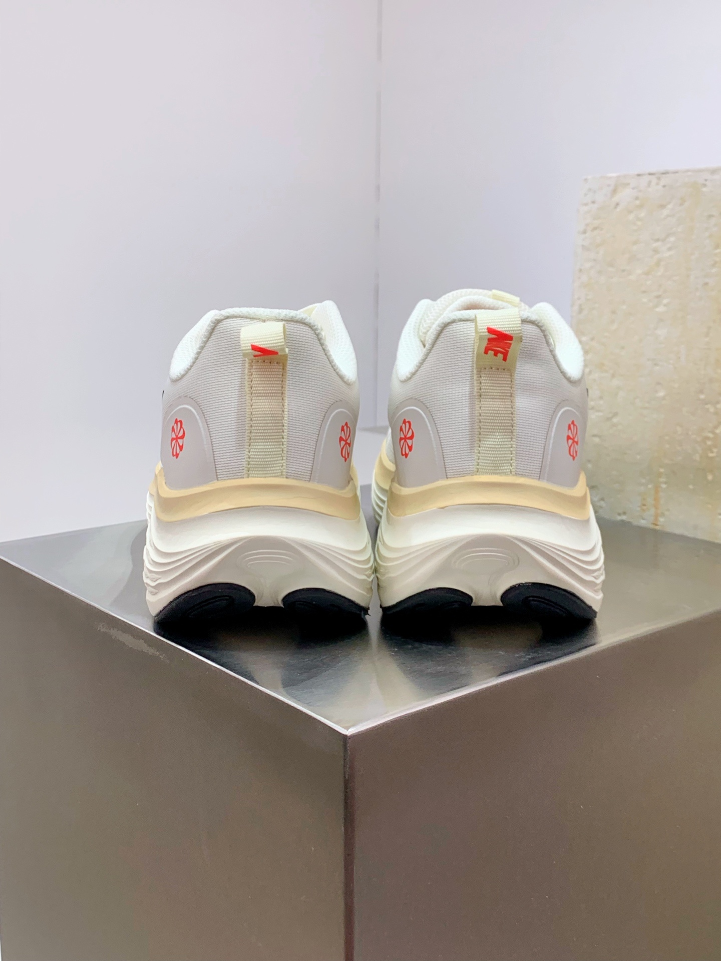 Nike Waffle White / Grey detail view 3