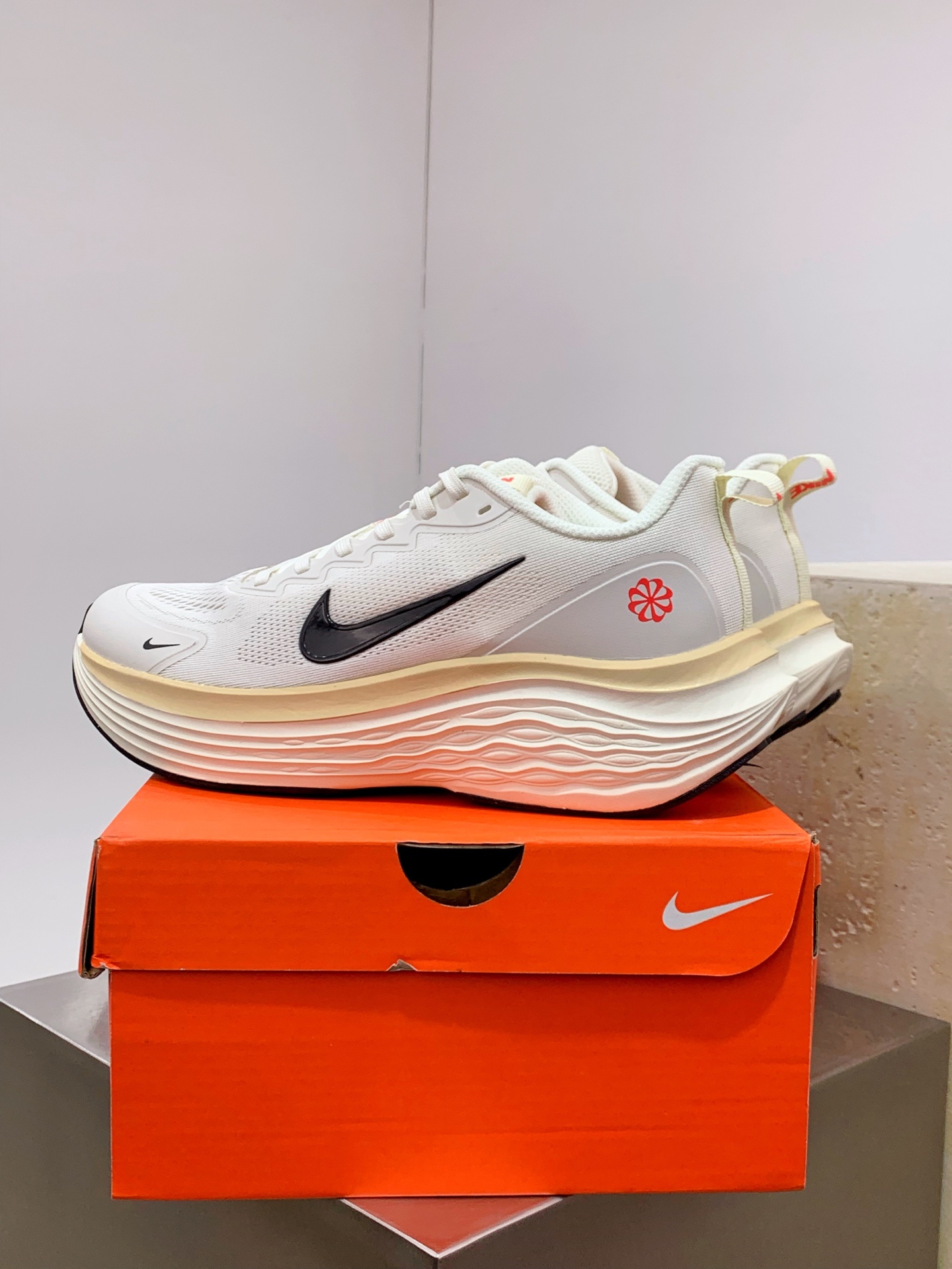Nike Waffle White / Grey detail view 4