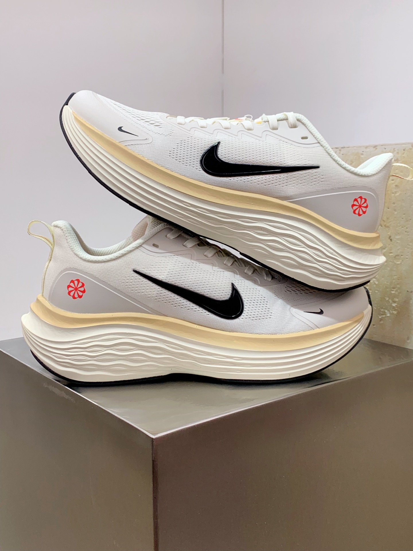 Nike Waffle White / Grey detail view 5