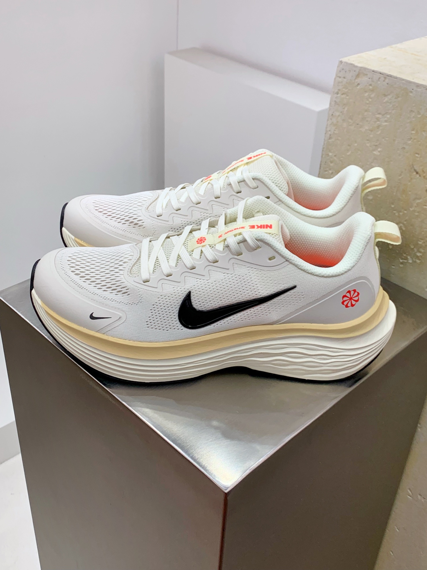 Nike Waffle White / Grey detail view 8