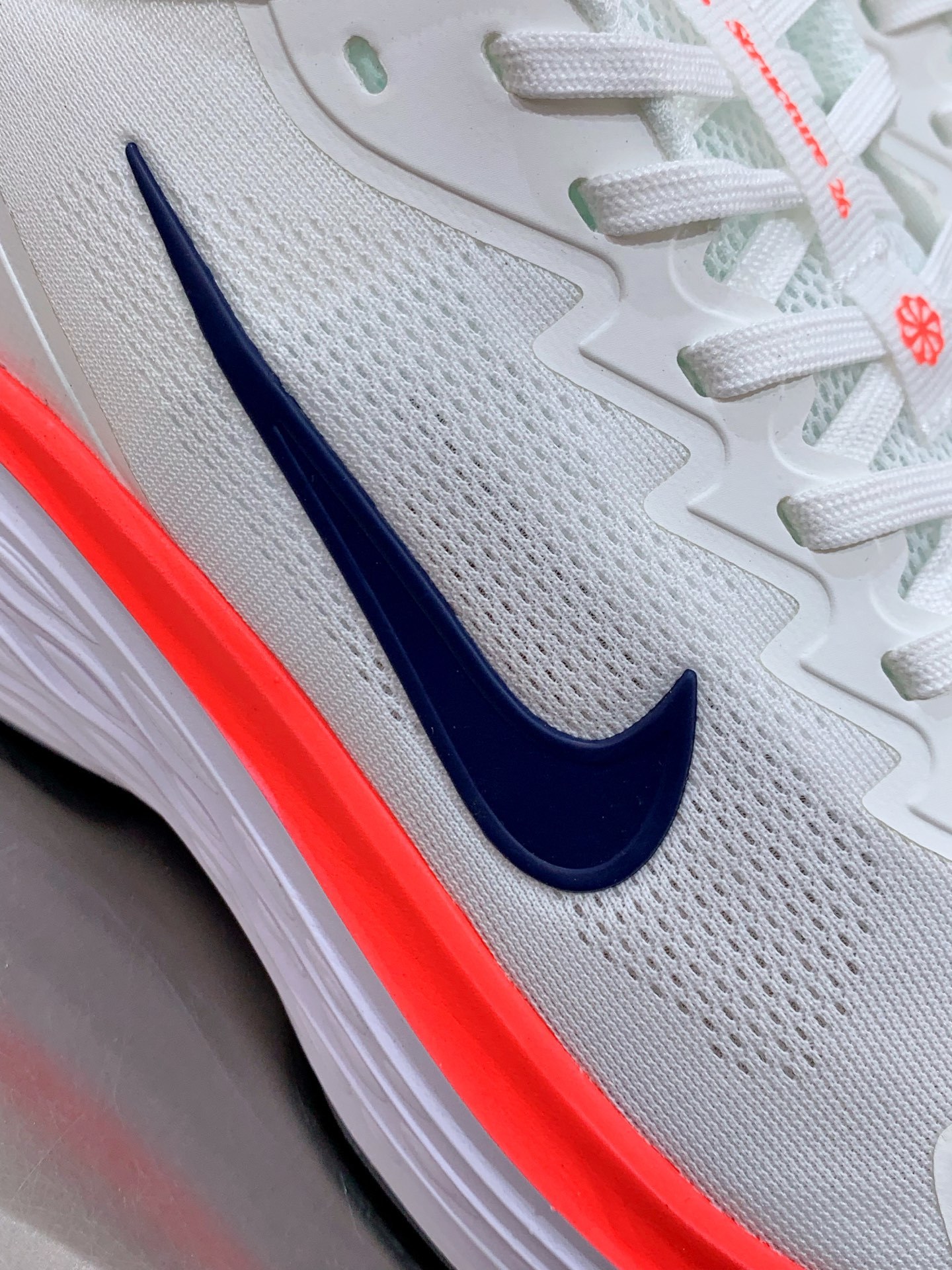 Nike Waffle White / Grey detail view 1