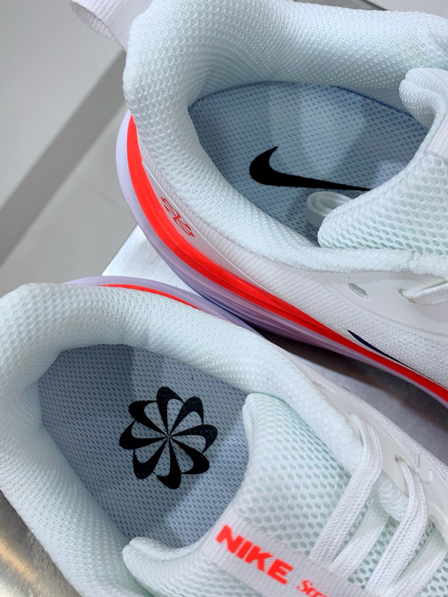 Nike Waffle White / Grey detail view 2