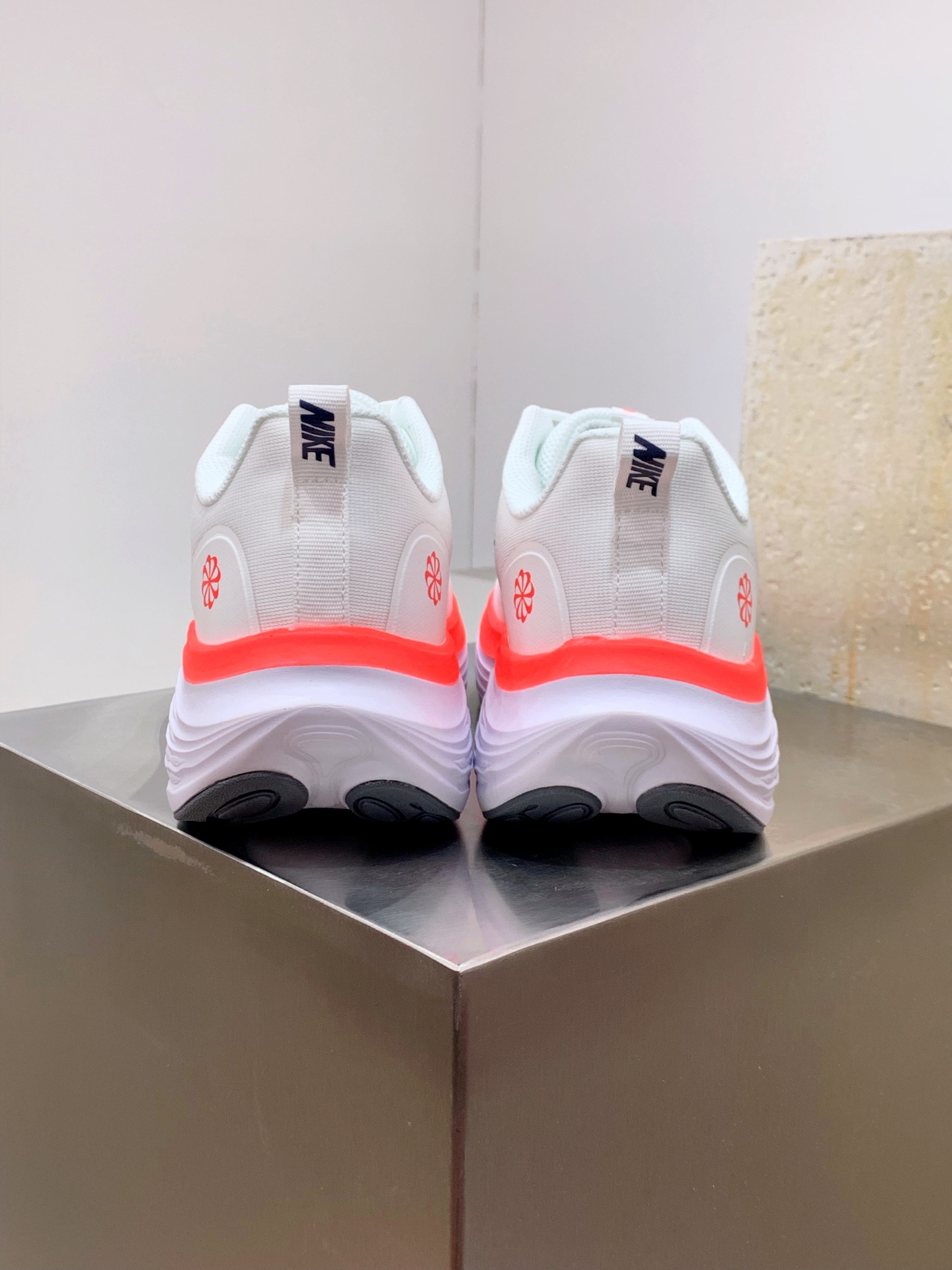 Nike Waffle White / Grey detail view 3