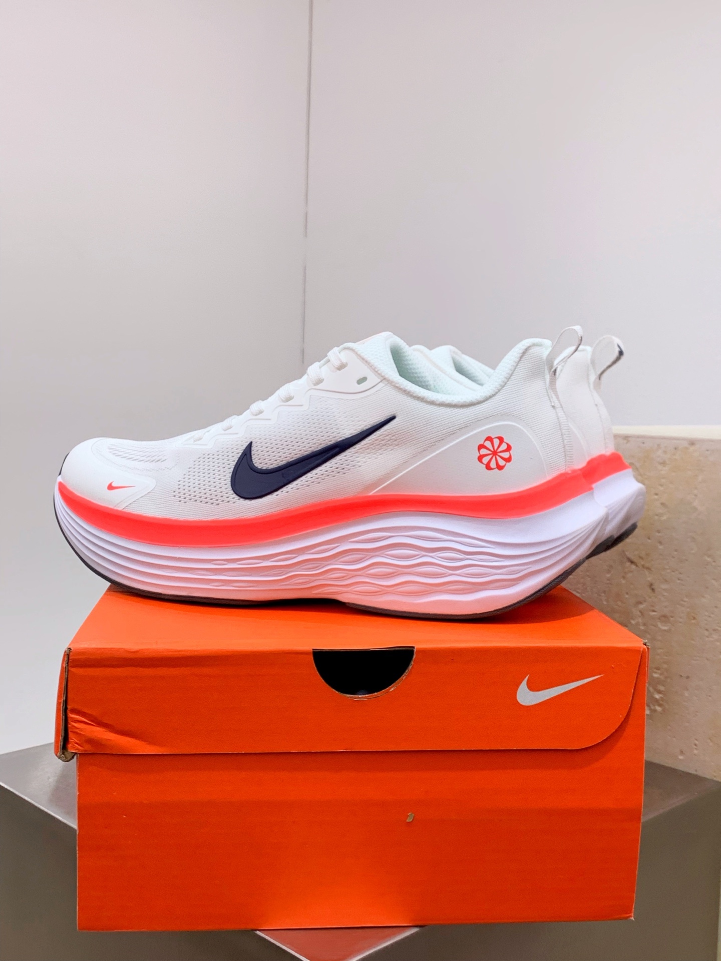 Nike Waffle White / Grey detail view 4