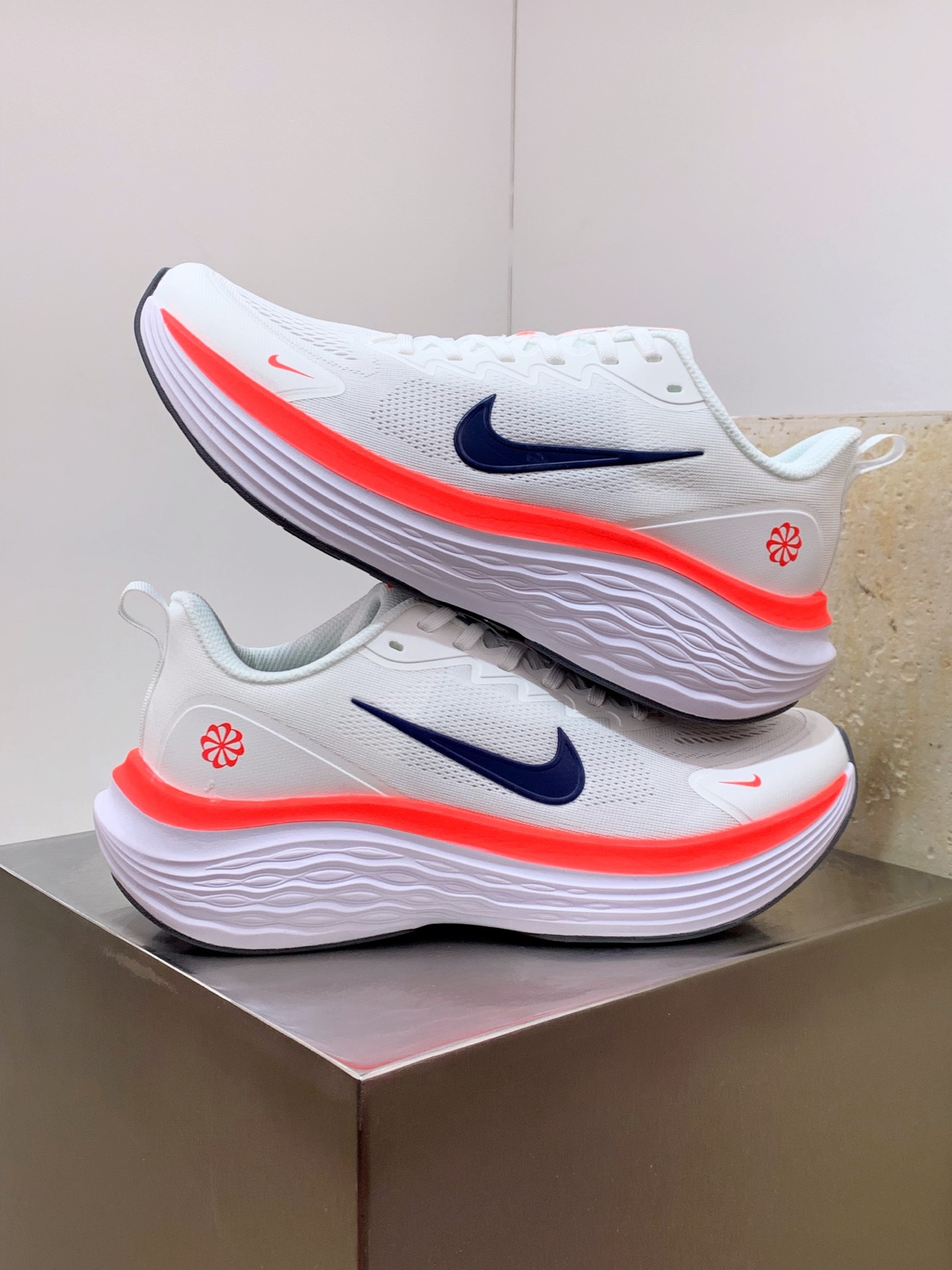 Nike Waffle White / Grey detail view 5