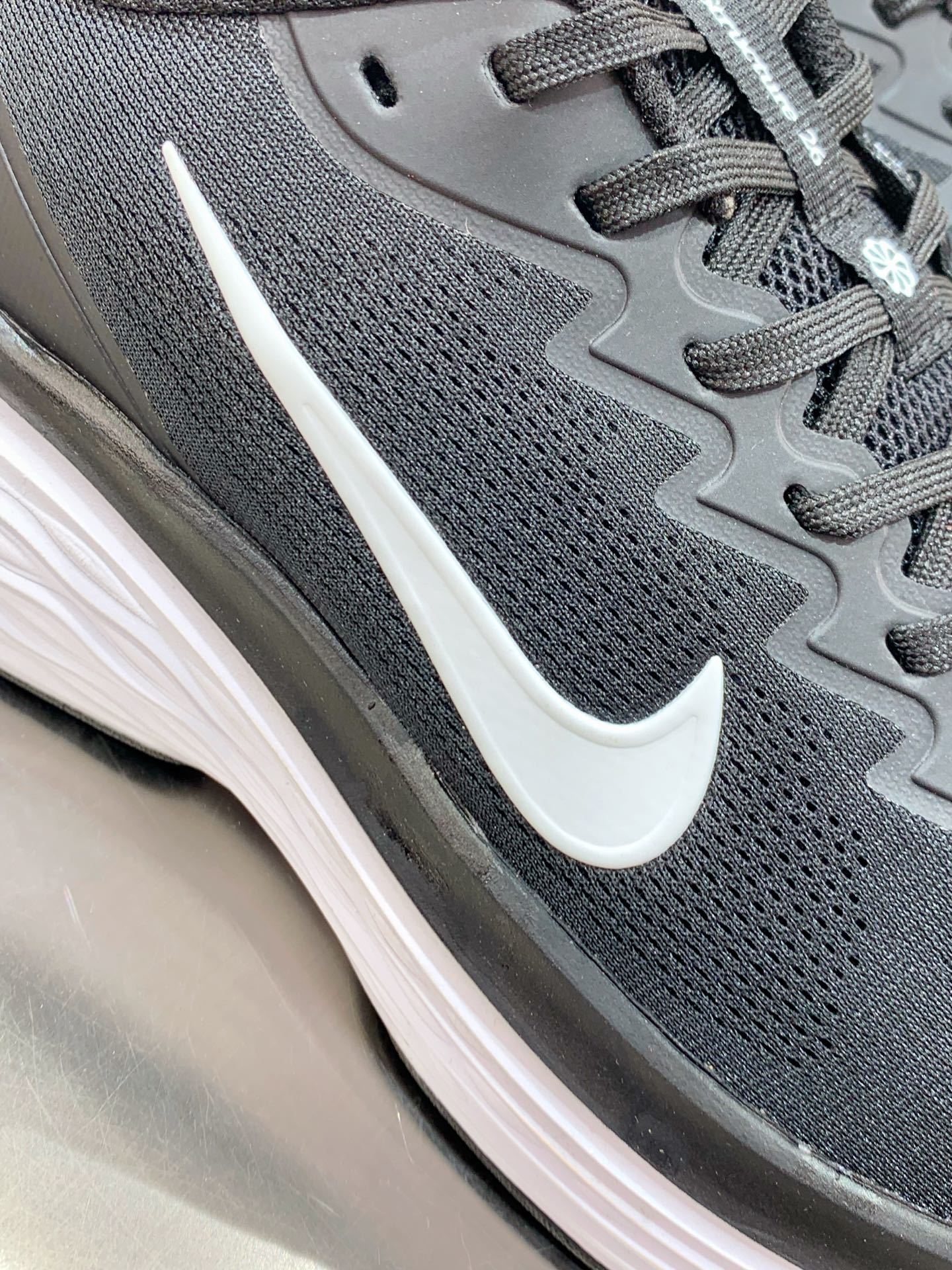 Nike Waffle Grey / White detail view 1