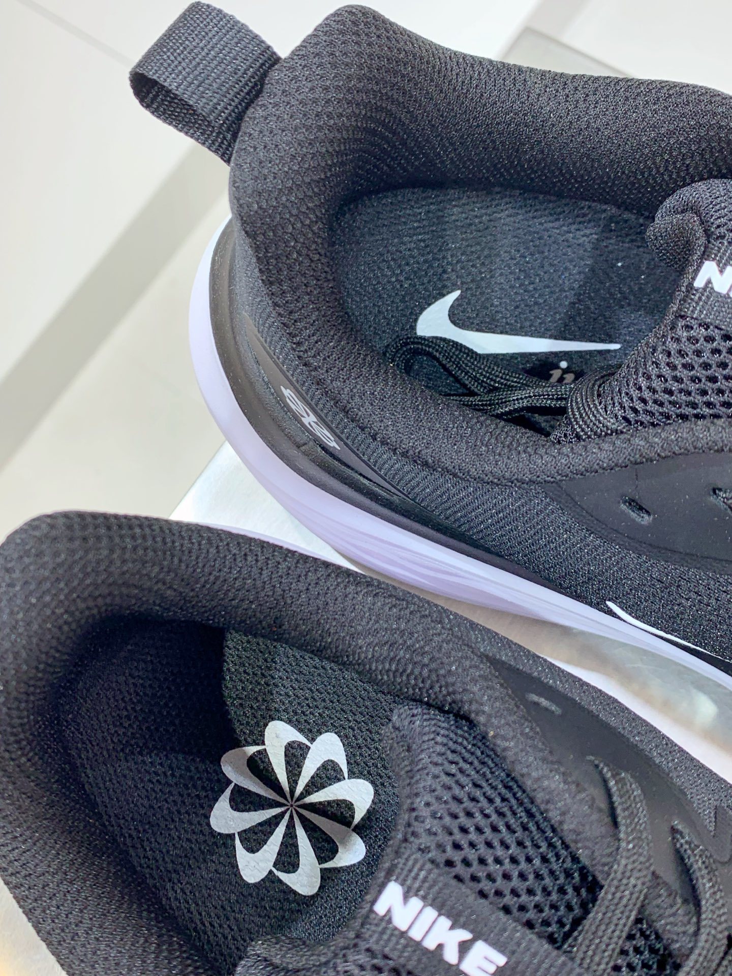 Nike Waffle Grey / White detail view 2