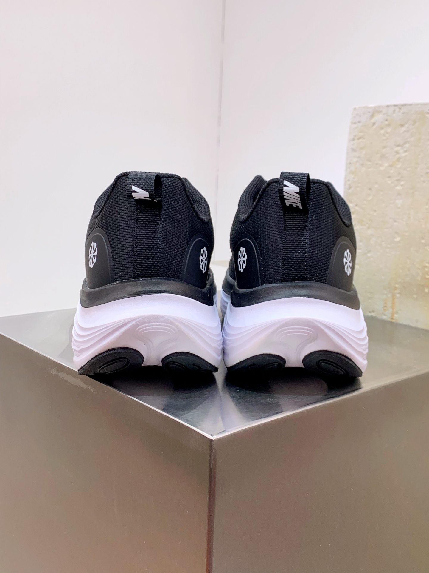 Nike Waffle Grey / White detail view 3