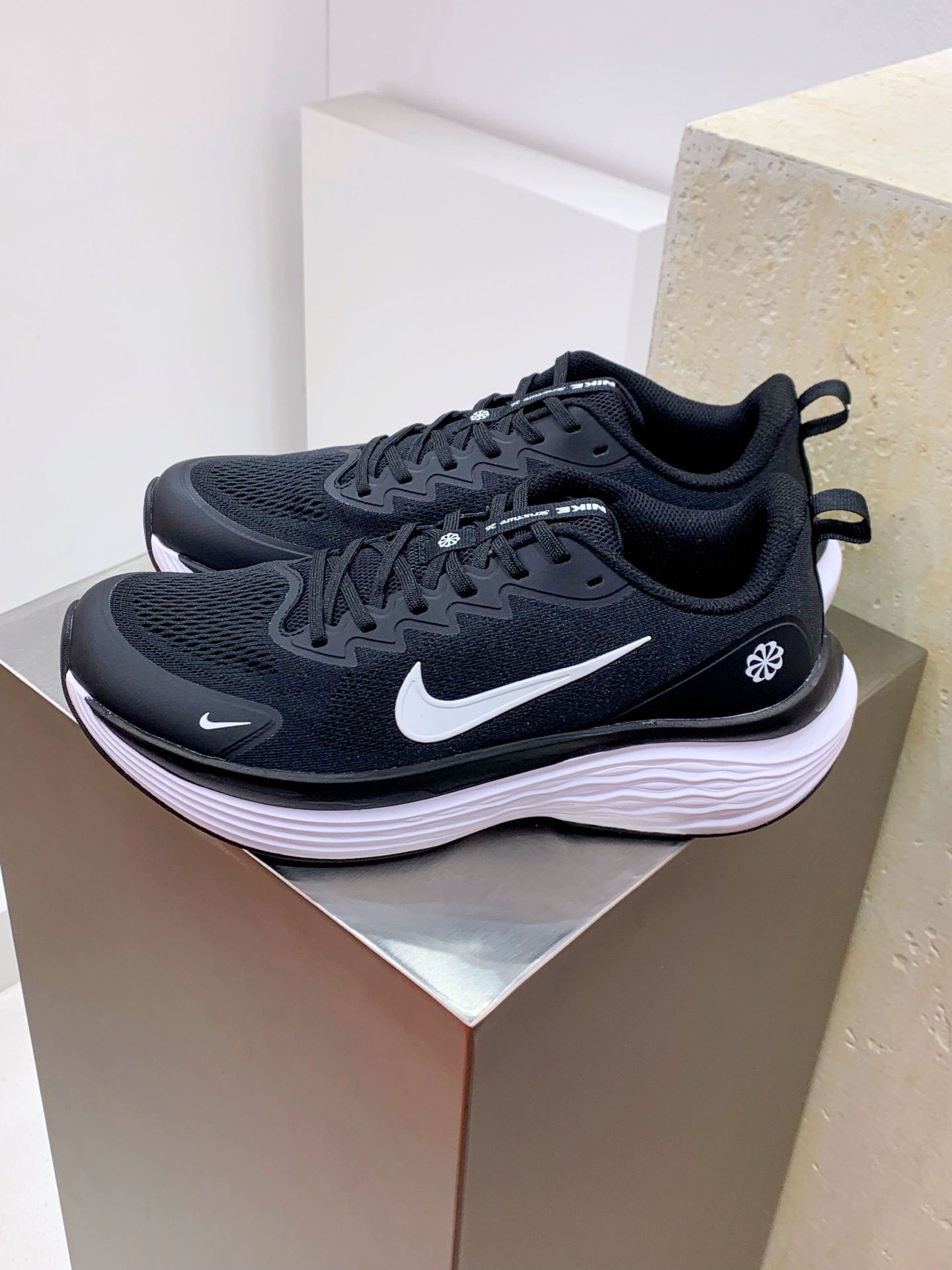 Nike Waffle Grey / White detail view 8
