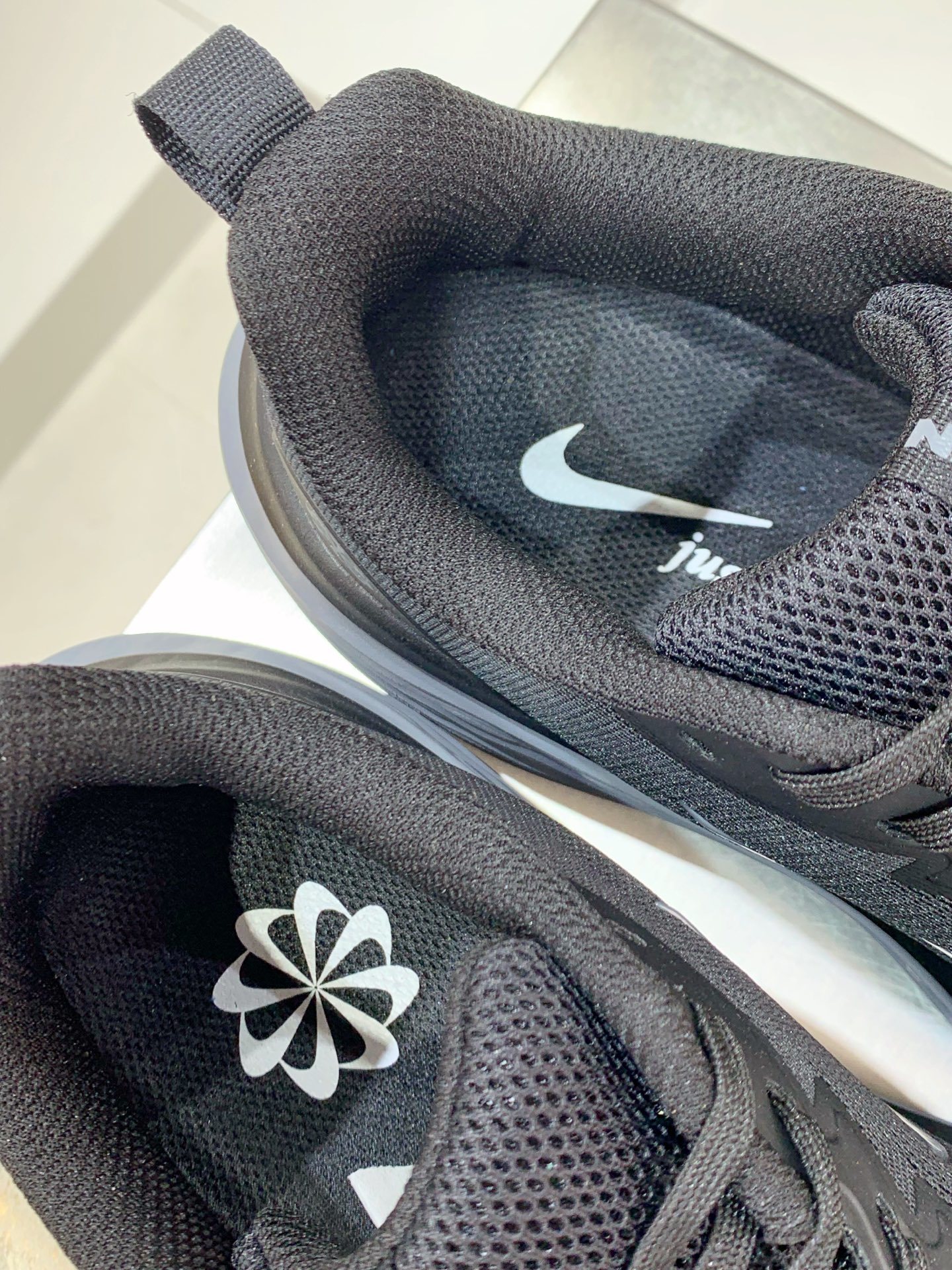 Nike Waffle White / Grey detail view 2