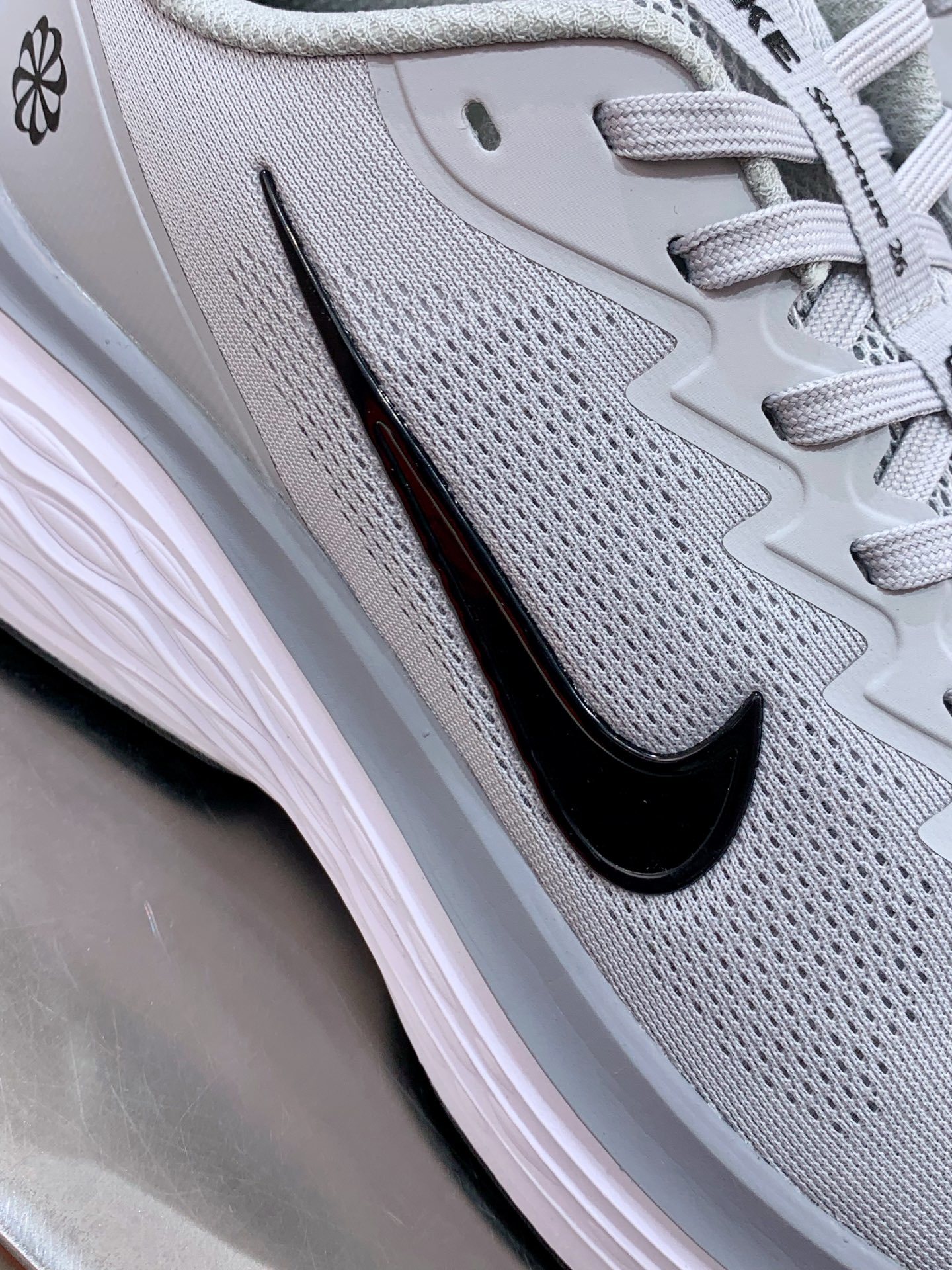 Nike Pegasus White / Grey detail view 1