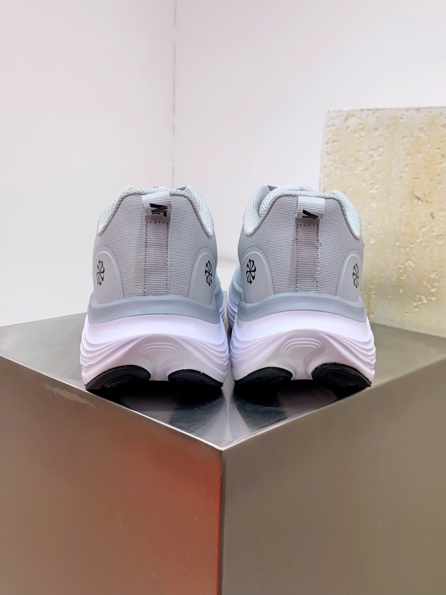 Nike Pegasus White / Grey detail view 3