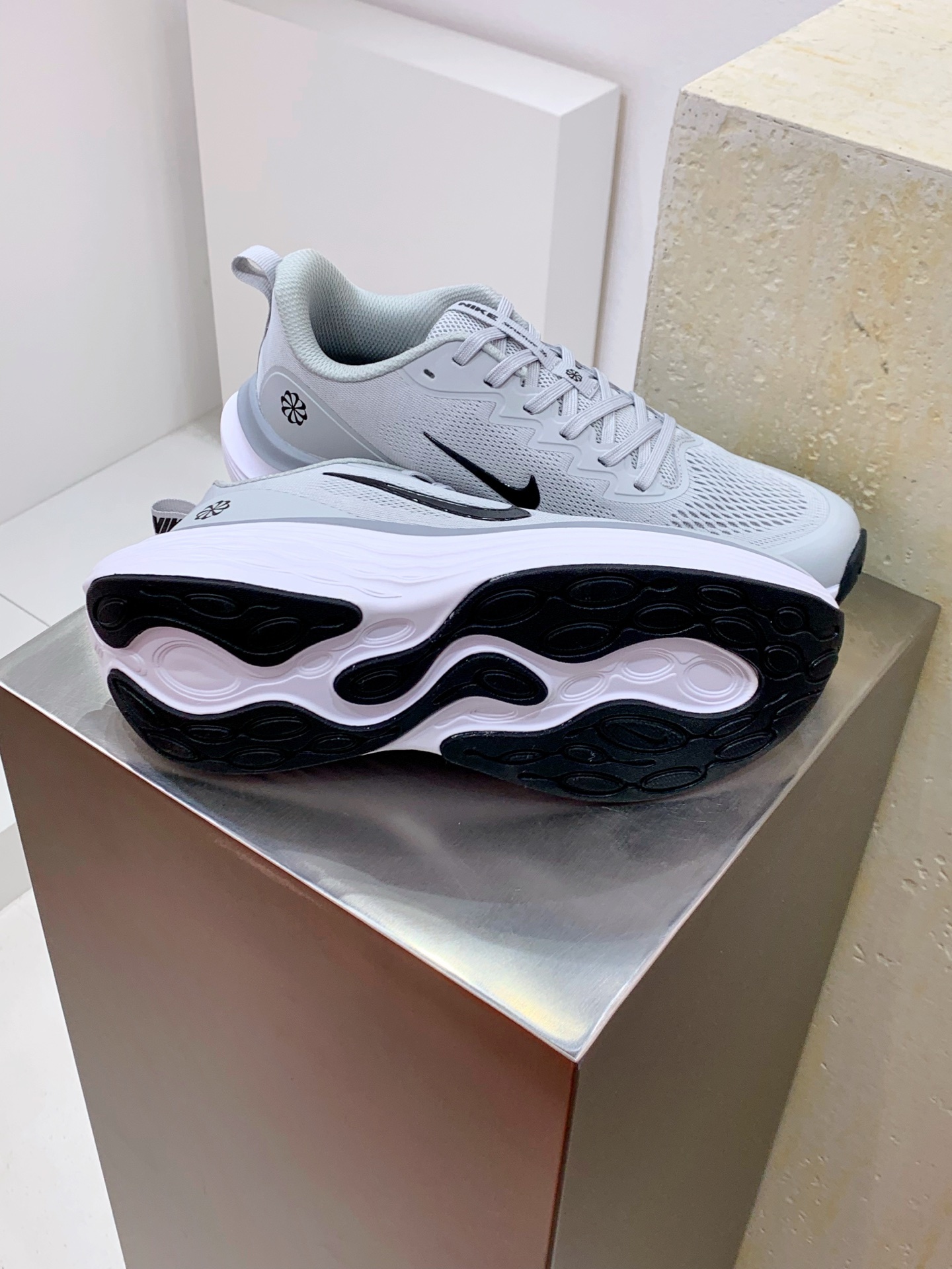 Nike Pegasus White / Grey detail view 6