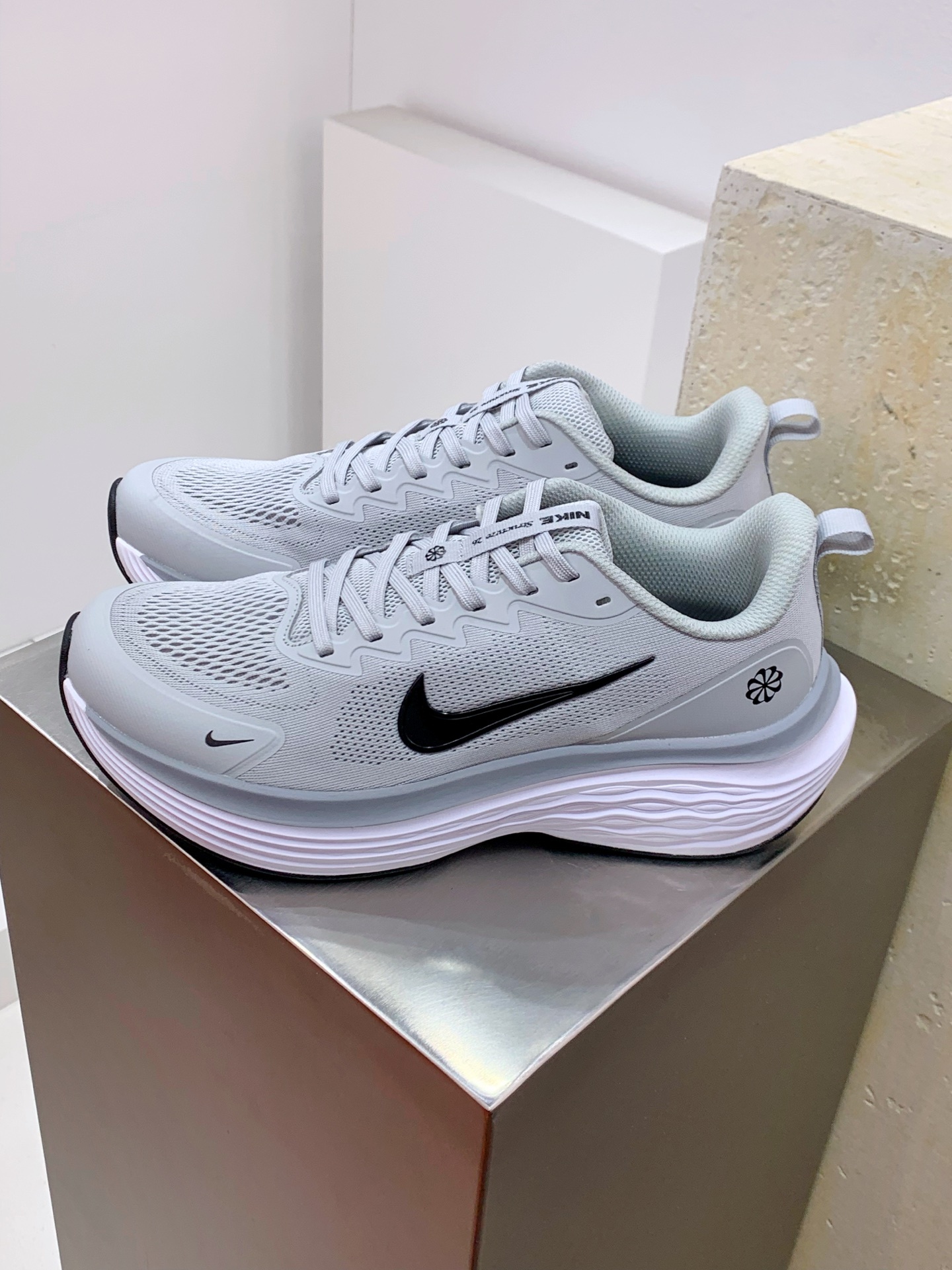 Nike Pegasus White / Grey detail view 8