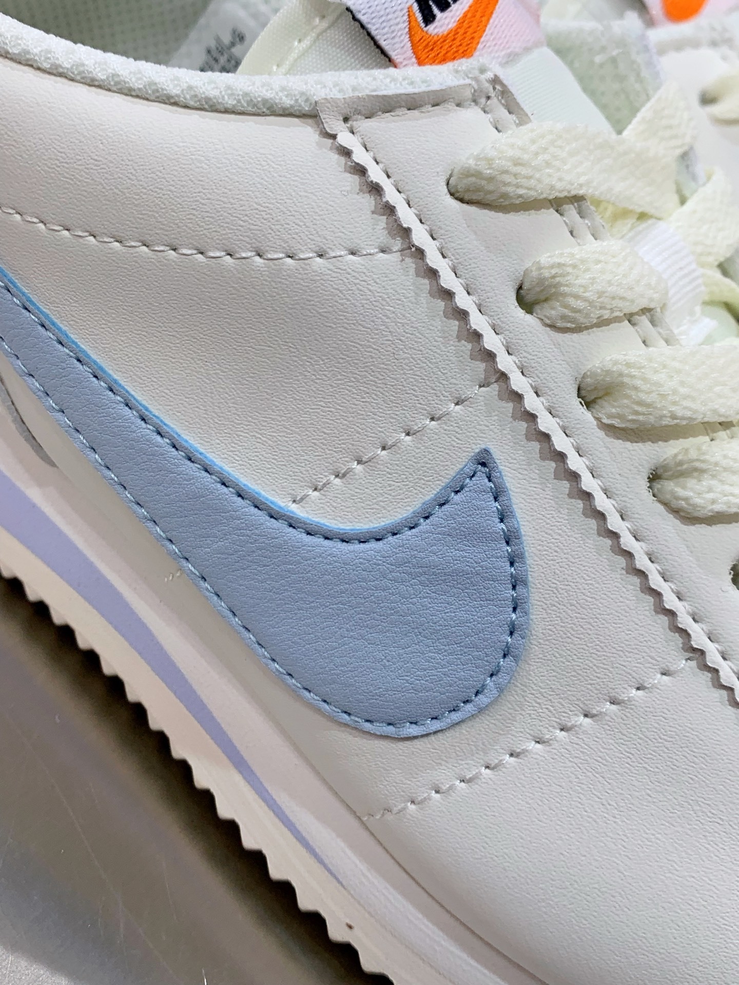 Nike Pegasus White / Grey detail view 1