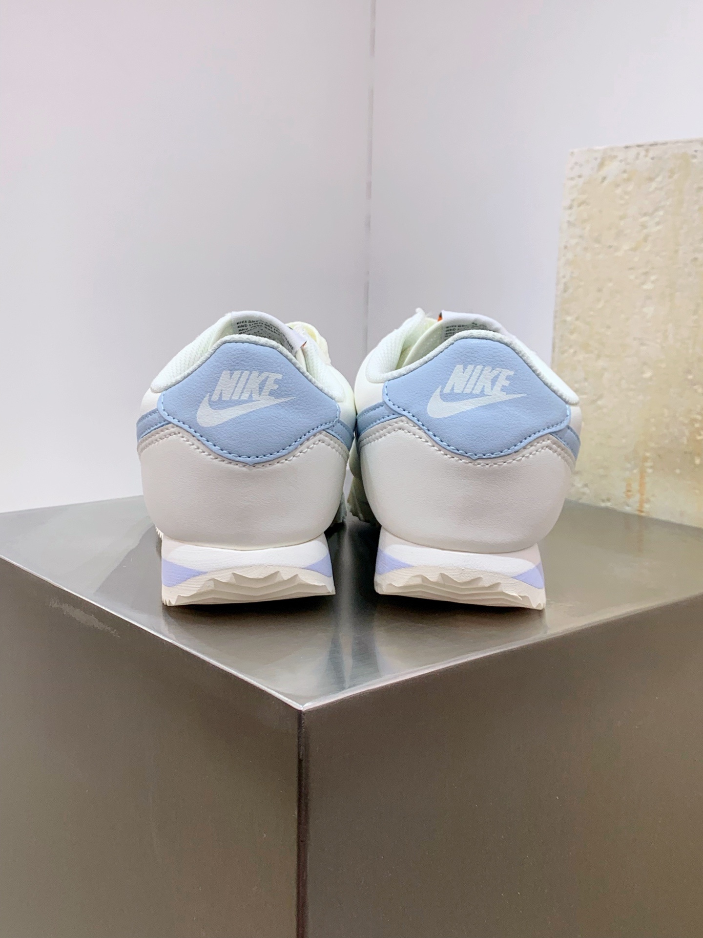 Nike Pegasus White / Grey detail view 3