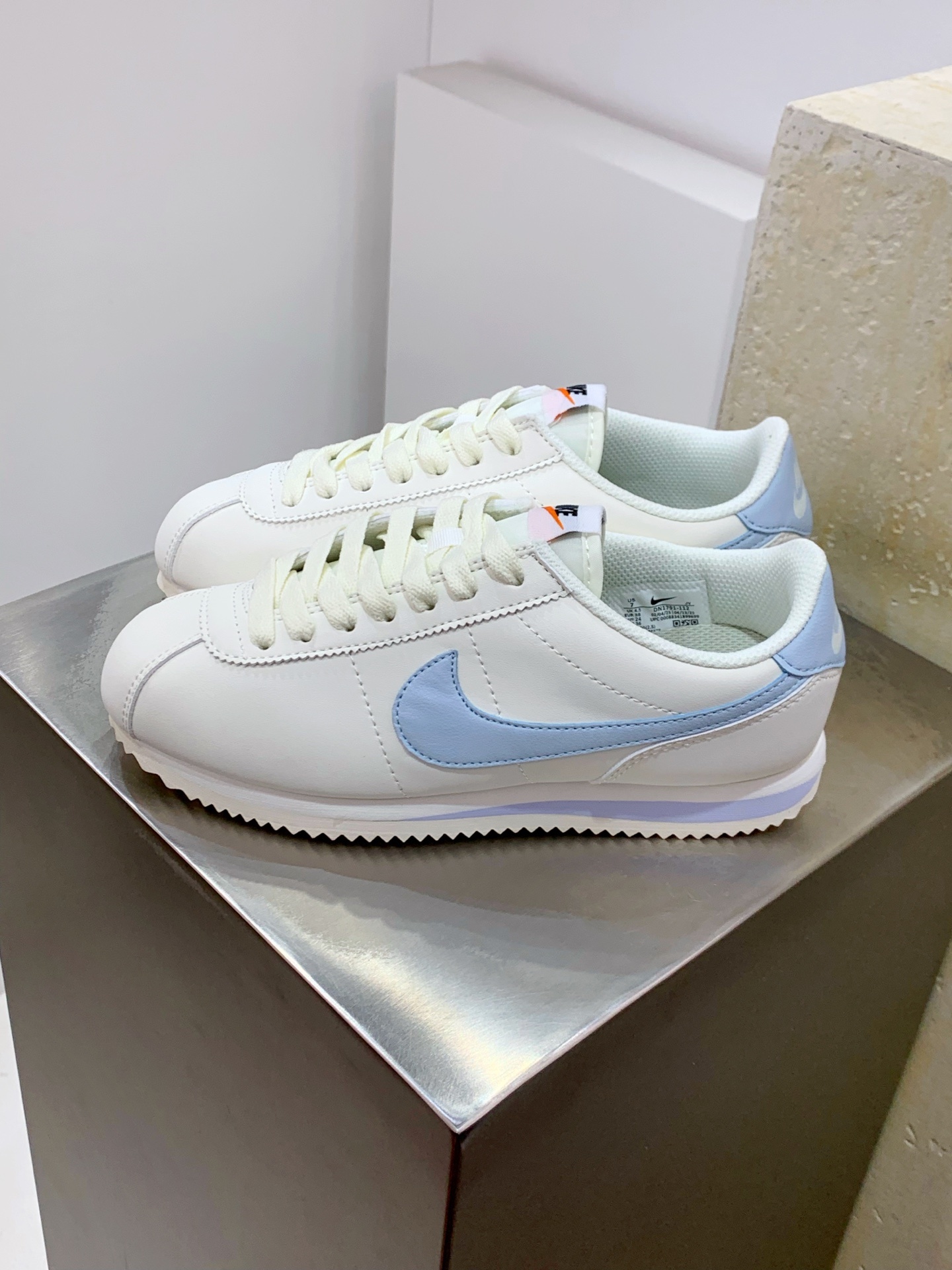 Nike Pegasus White / Grey detail view 8