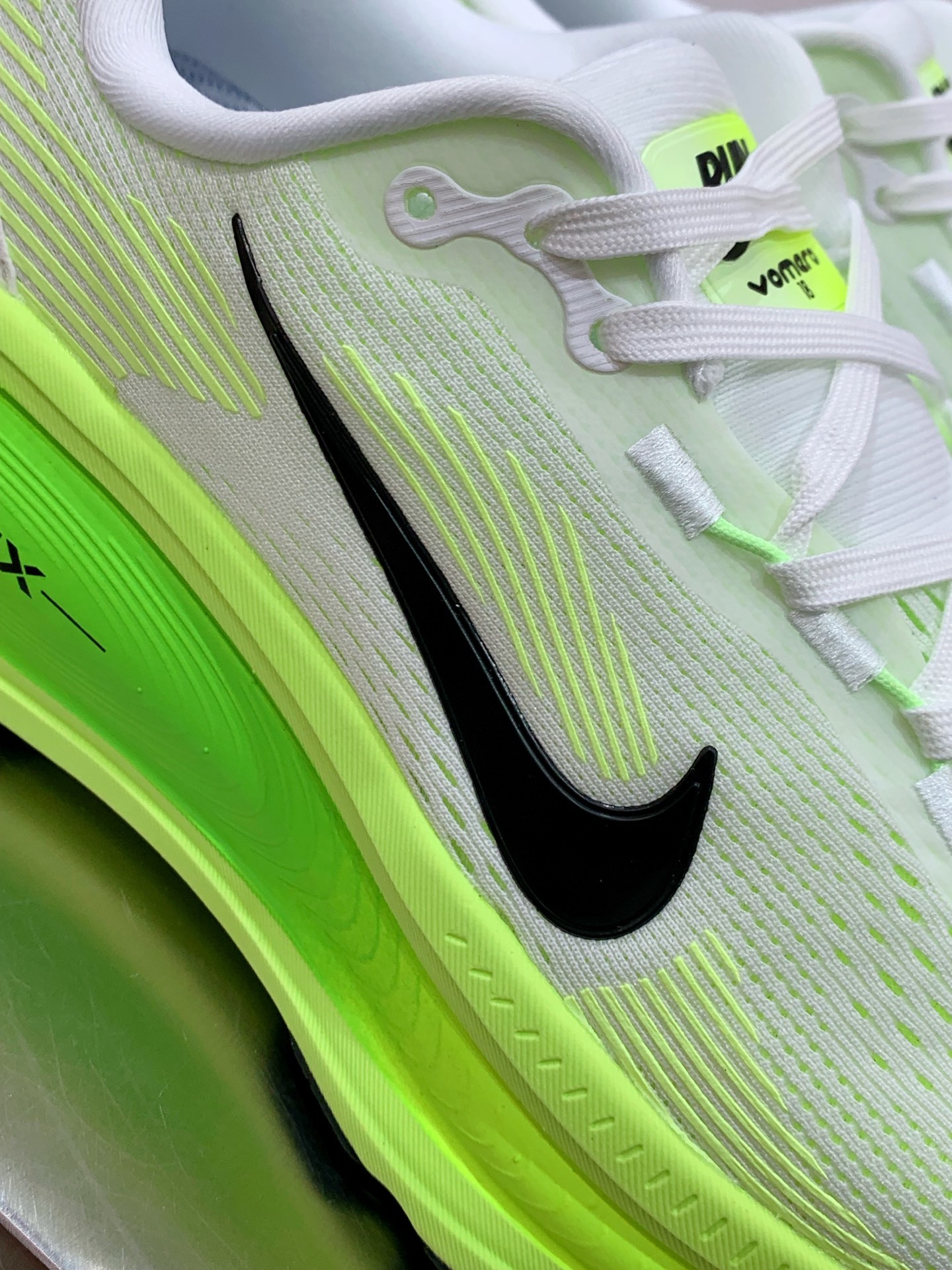 Nike Pegasus White / Grey detail view 1