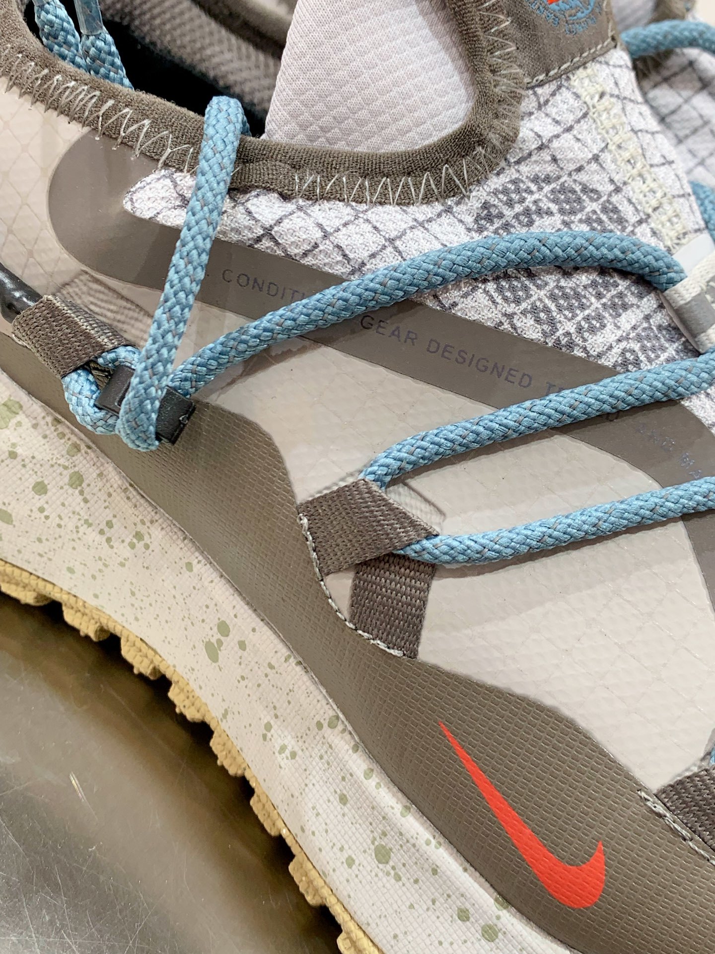 Nike Pegasus White / Grey detail view 1