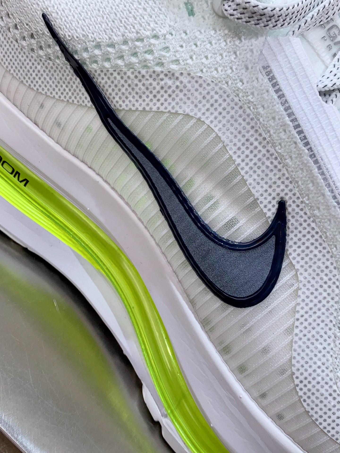 Nike Pegasus White / Grey detail view 1