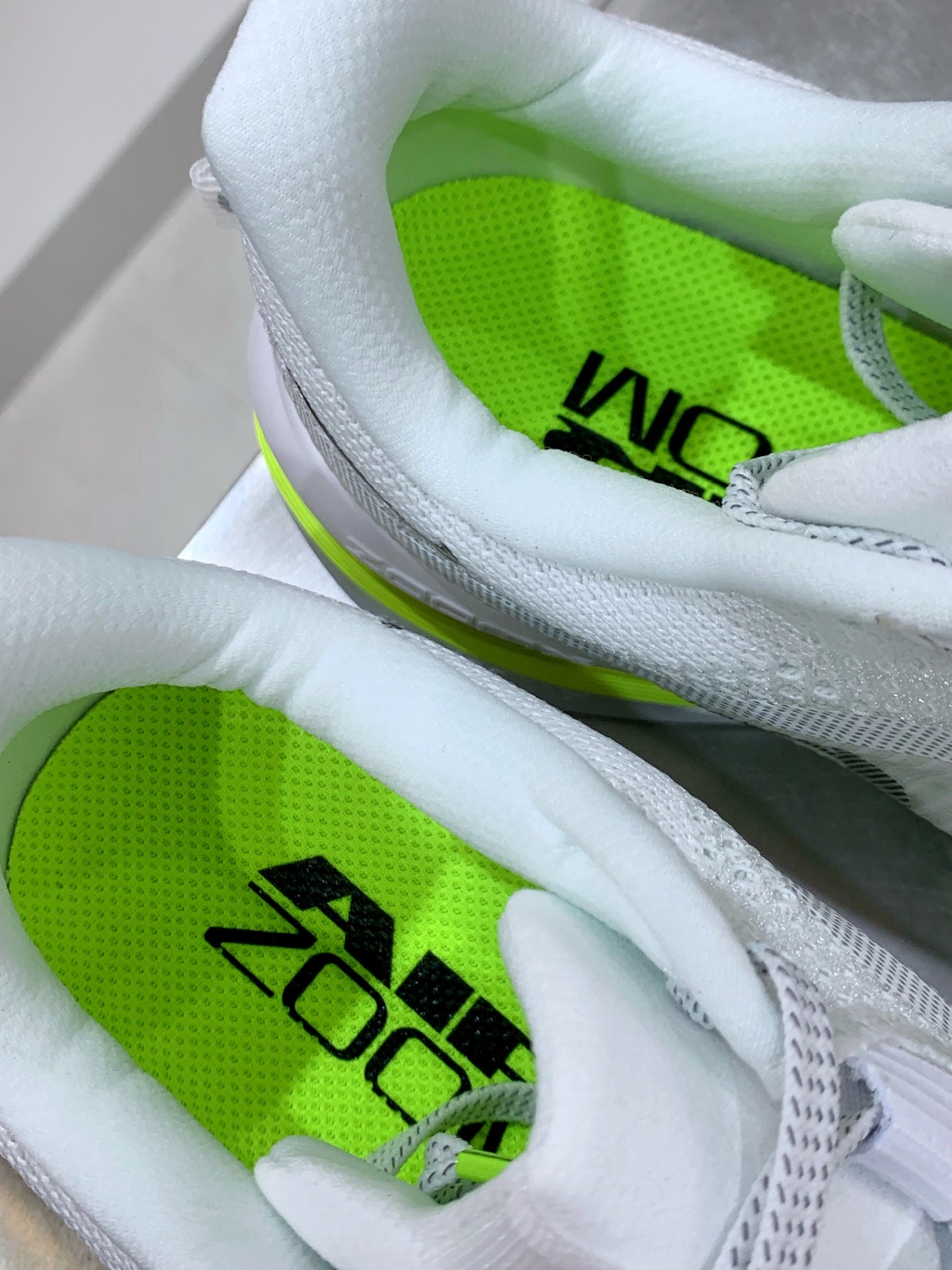 Nike Pegasus White / Grey detail view 2