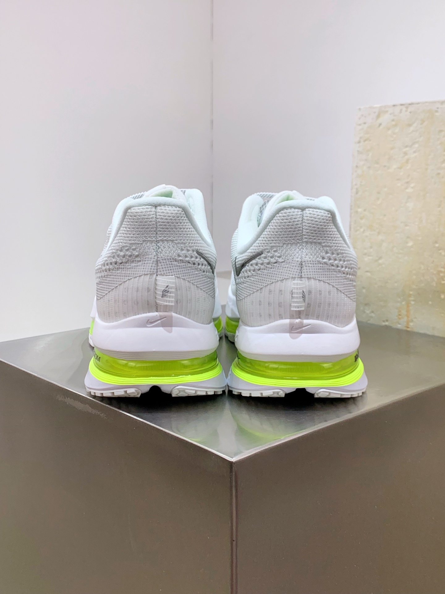 Nike Pegasus White / Grey detail view 3