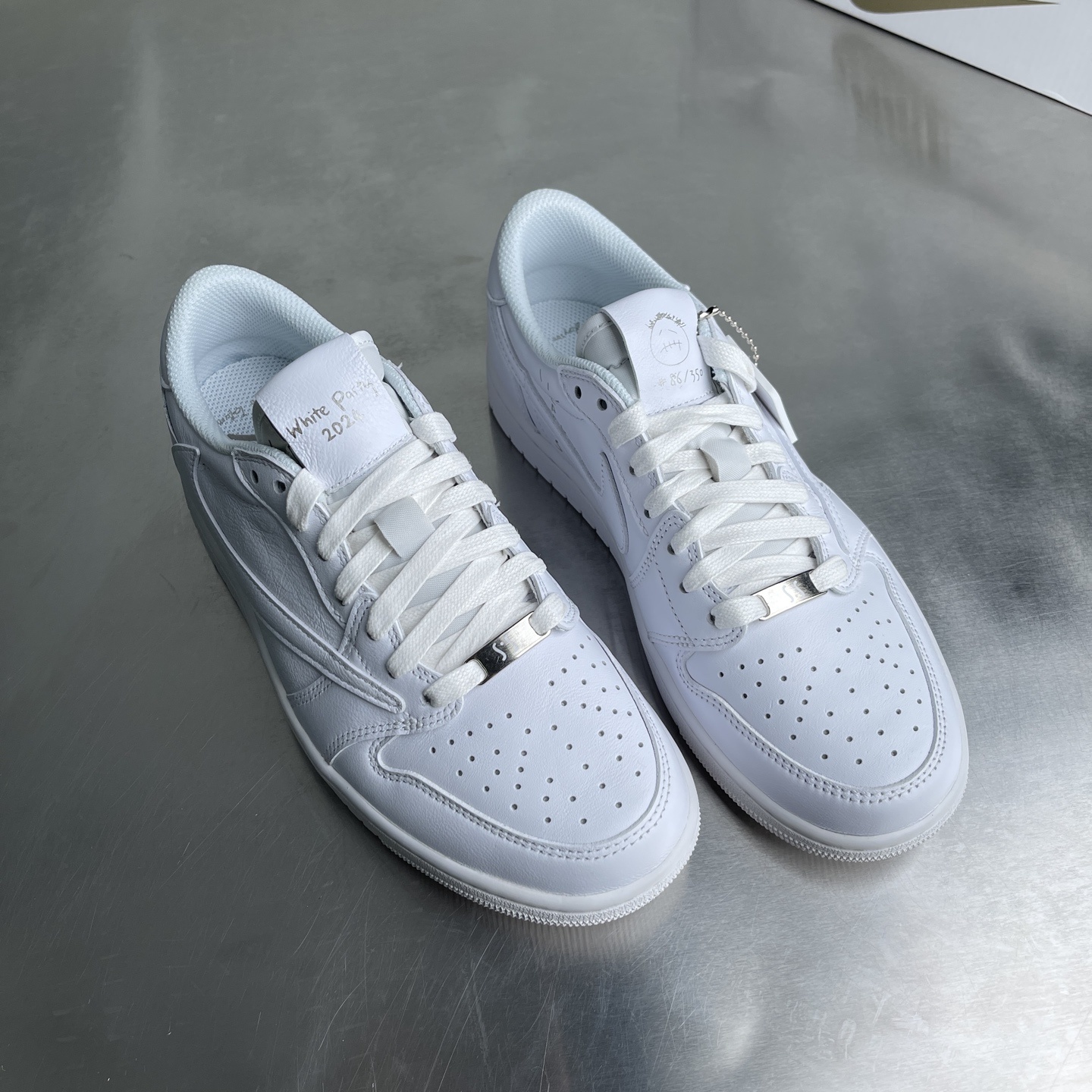 Nike Air Force 1 Low Grey / White detail view 3