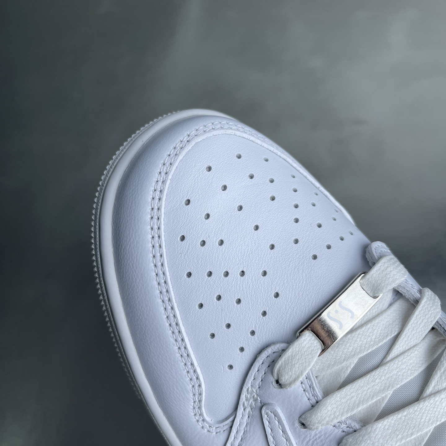 Nike Air Force 1 Low Grey / White detail view 4