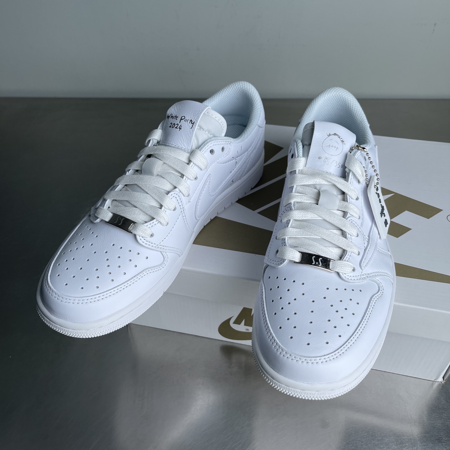 Nike Air Force 1 Low Grey / White detail view 7