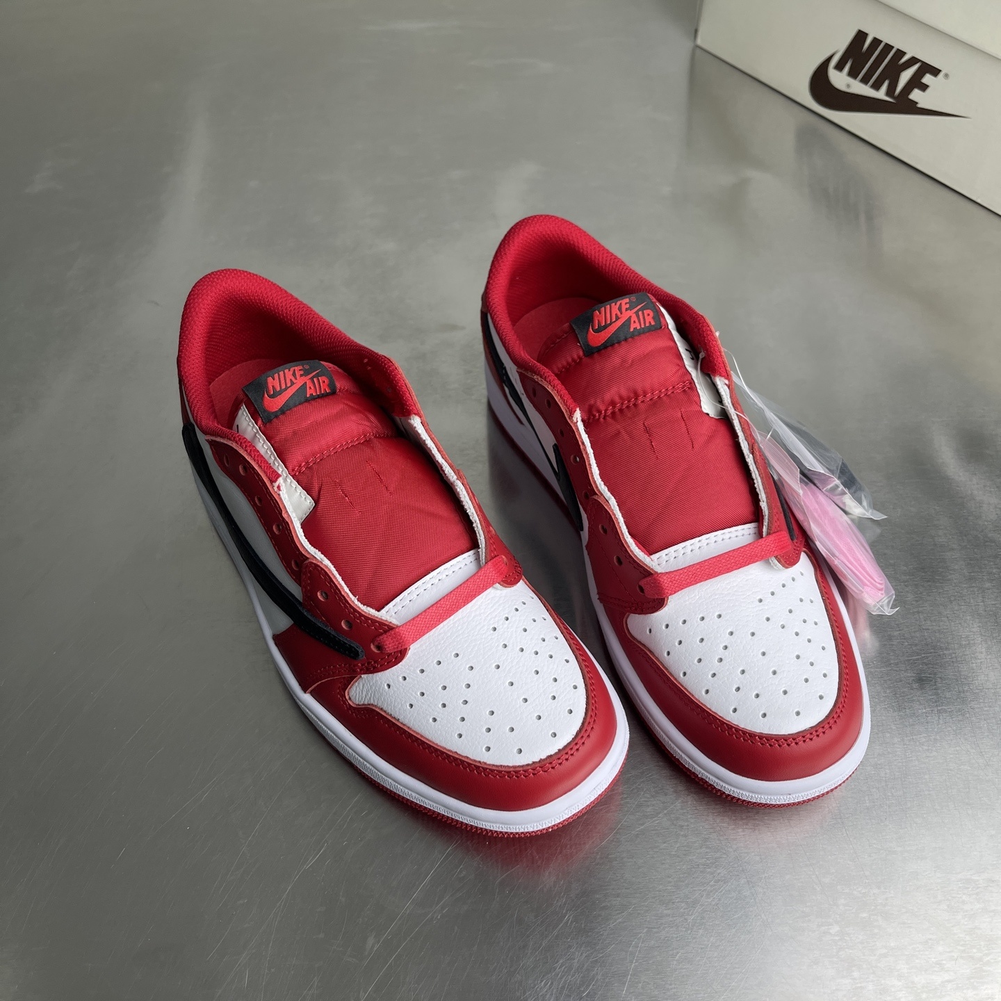 Nike Air Force 1 Low White / Burgundy detail view 3